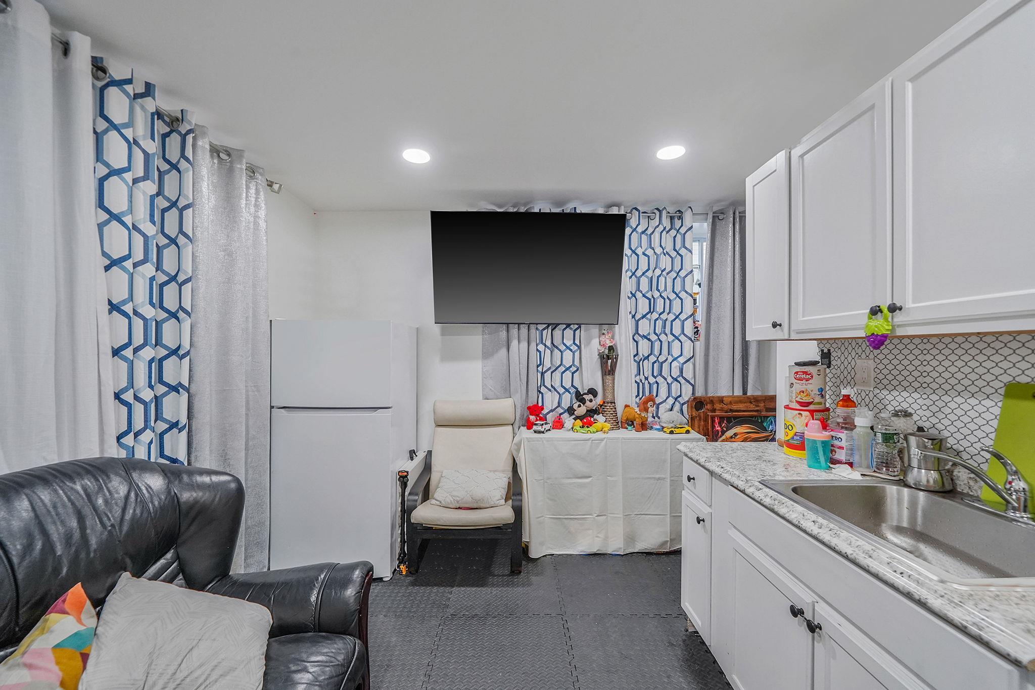Single Family 44th  Suffolk County, NY 11757, MLS-860621-25