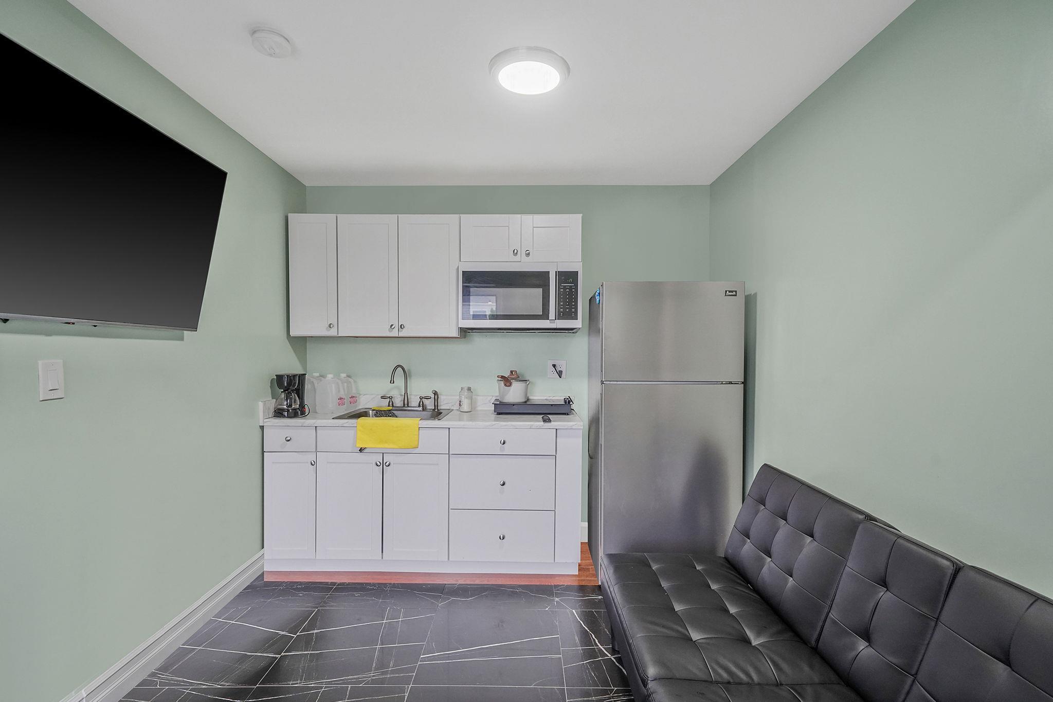 Single Family 44th  Suffolk County, NY 11757, MLS-860621-27
