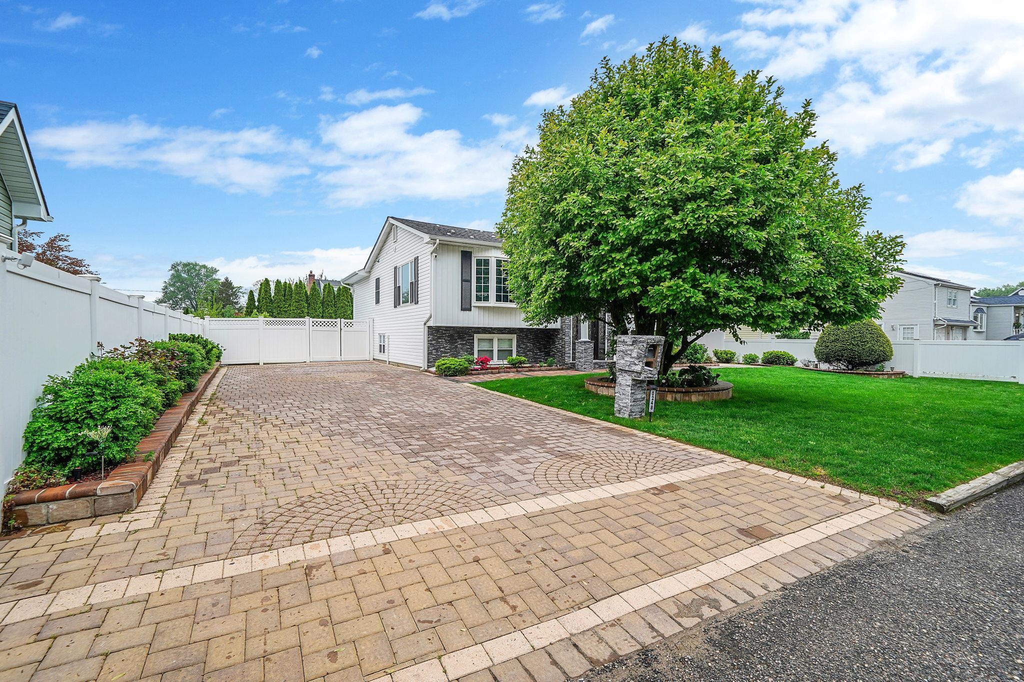 Single Family 44th  Suffolk County, NY 11757, MLS-860621-3