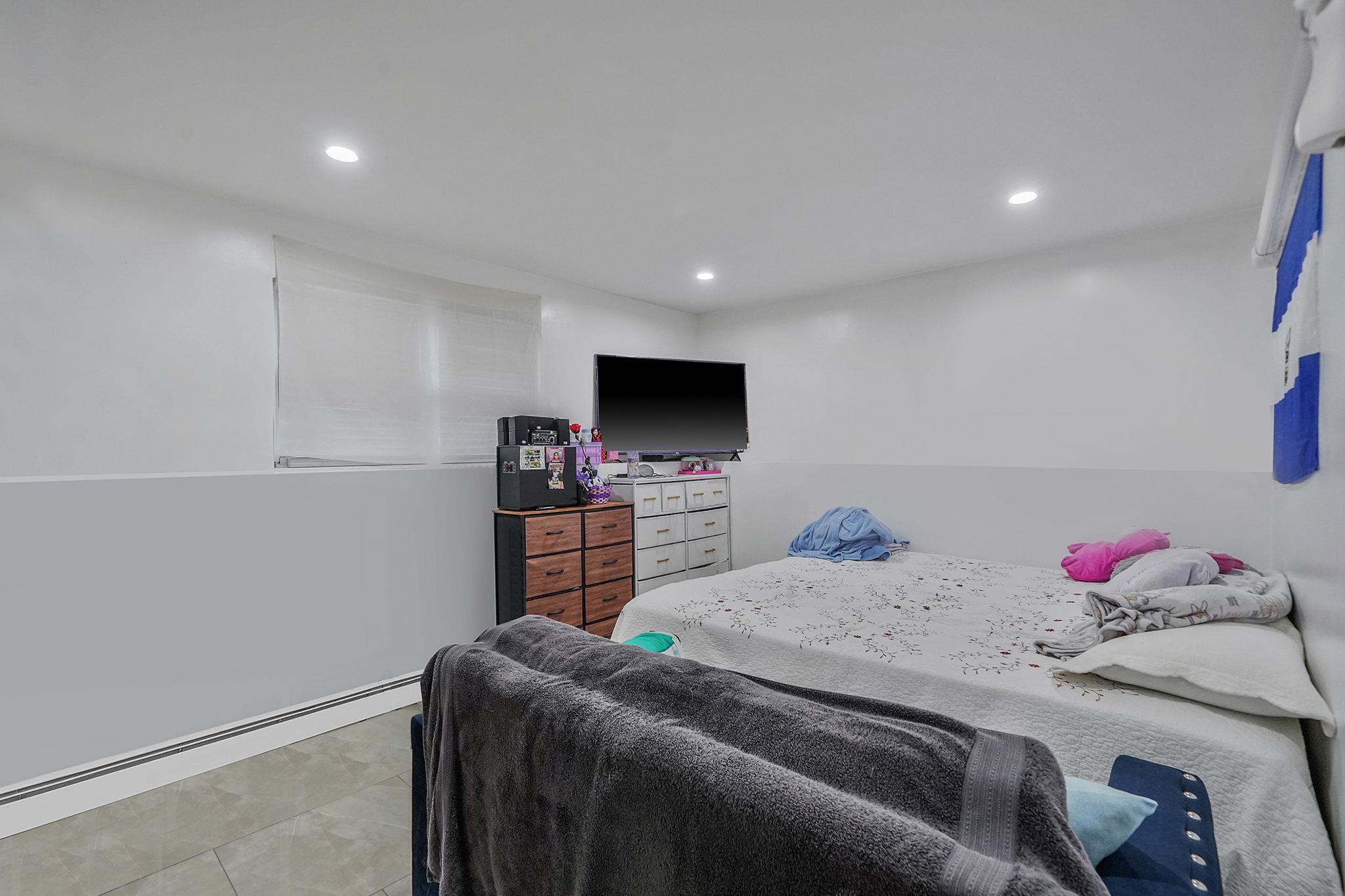 Single Family 44th  Suffolk County, NY 11757, MLS-860621-30