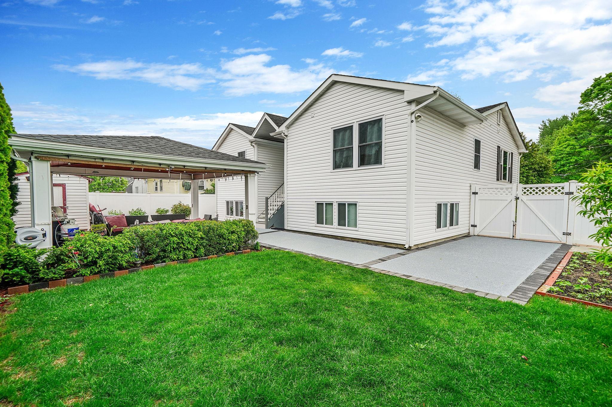 Single Family 44th  Suffolk County, NY 11757, MLS-860621-9