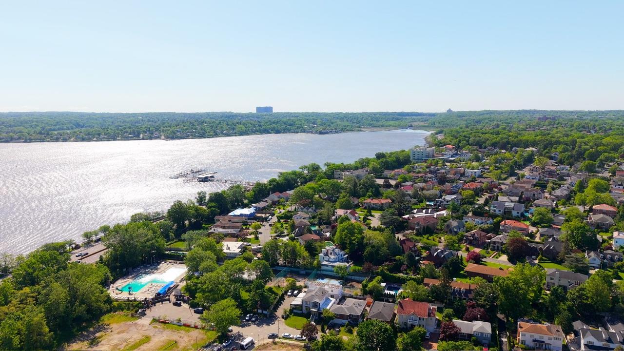Single Family Little Neck  Queens, NY 11360, MLS-860625-41