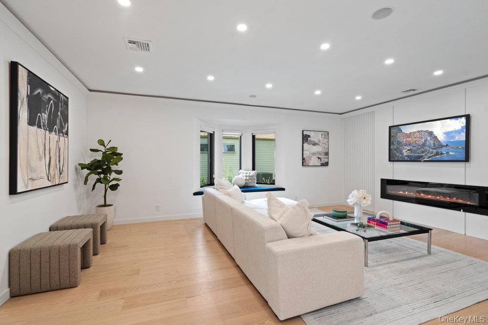 Single Family Bentley Nassau County, NY 11023, MLS-860727-11