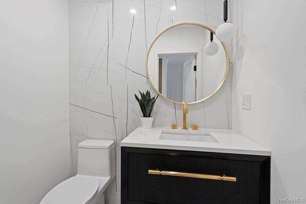 Single Family Bentley Nassau County, NY 11023, MLS-860727-30