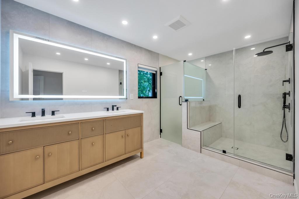 Single Family Bentley Nassau County, NY 11023, MLS-860727-32