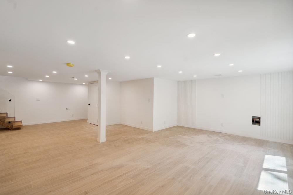 Single Family Bentley Nassau County, NY 11023, MLS-860727-39