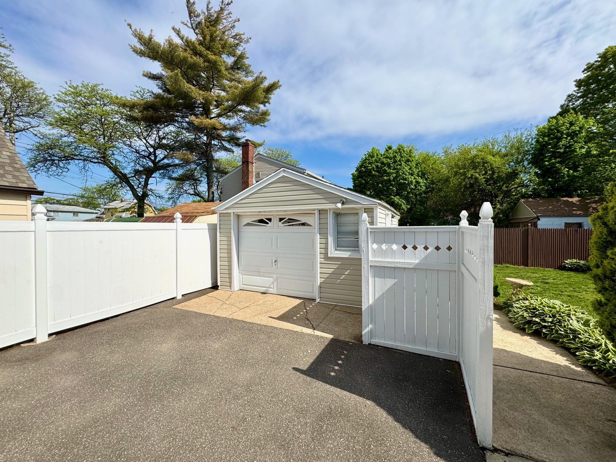 Single Family Marshall  Nassau County, NY 11550, MLS-860768-23