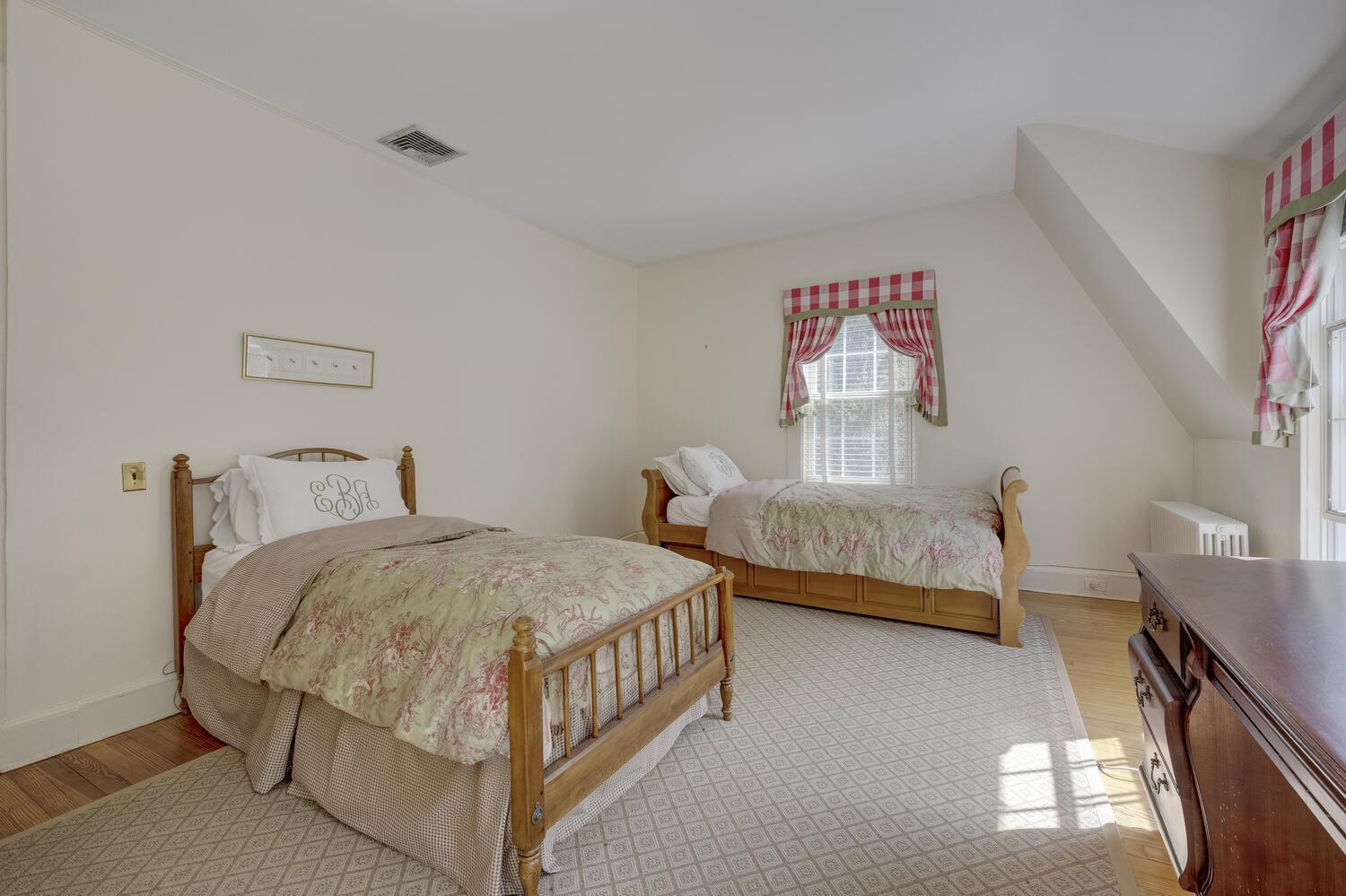 Single Family Cove  Nassau County, NY 11771, MLS-860829-24