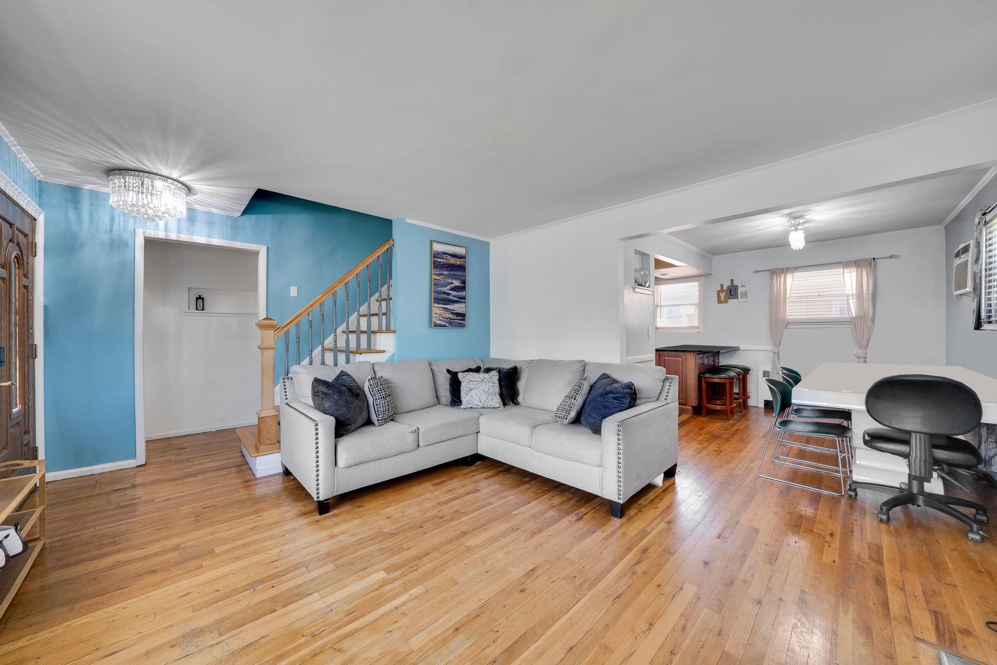 Single Family Grand  Nassau County, NY 11520, MLS-860885-10