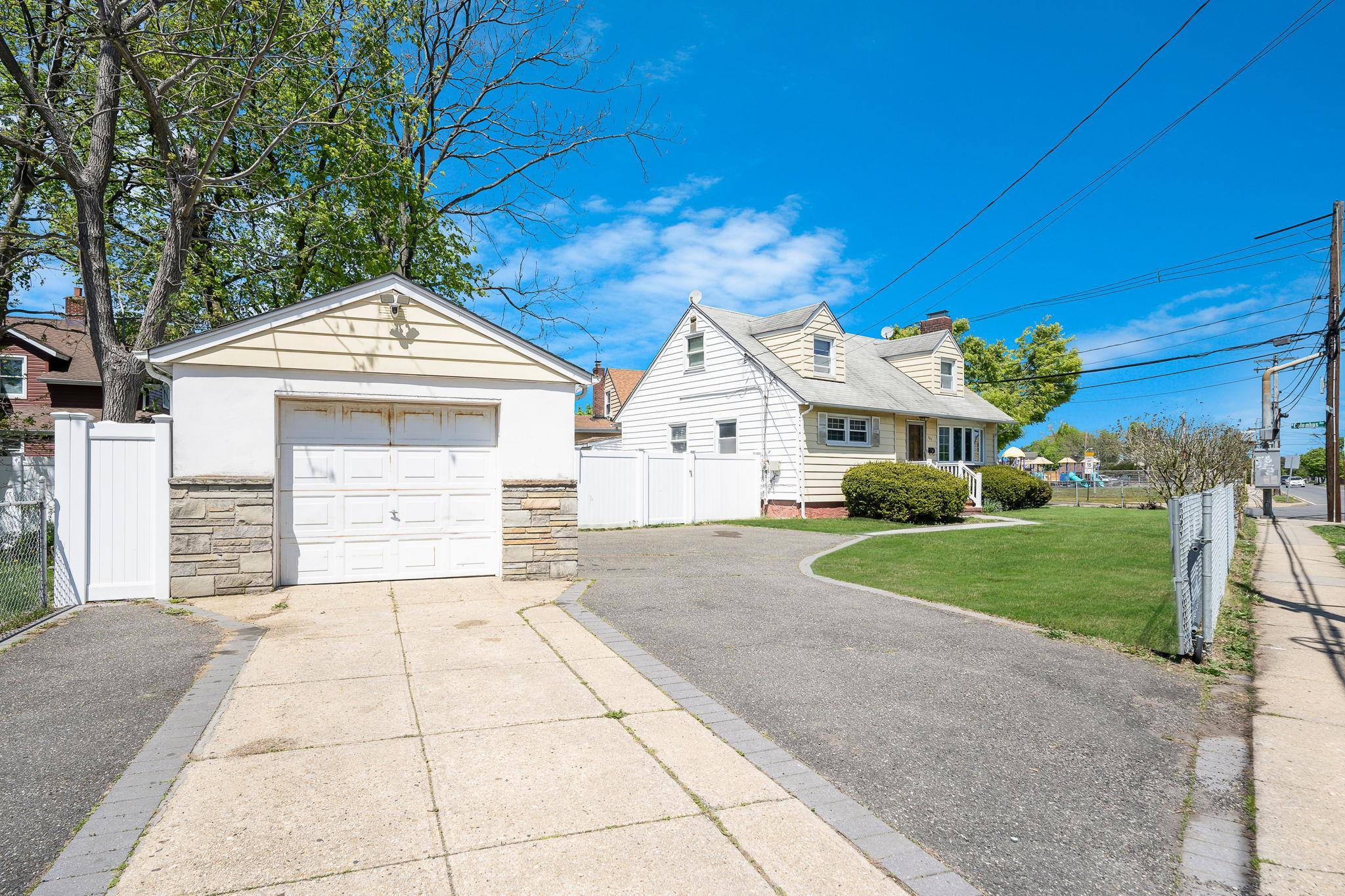 Single Family Grand  Nassau County, NY 11520, MLS-860885-2