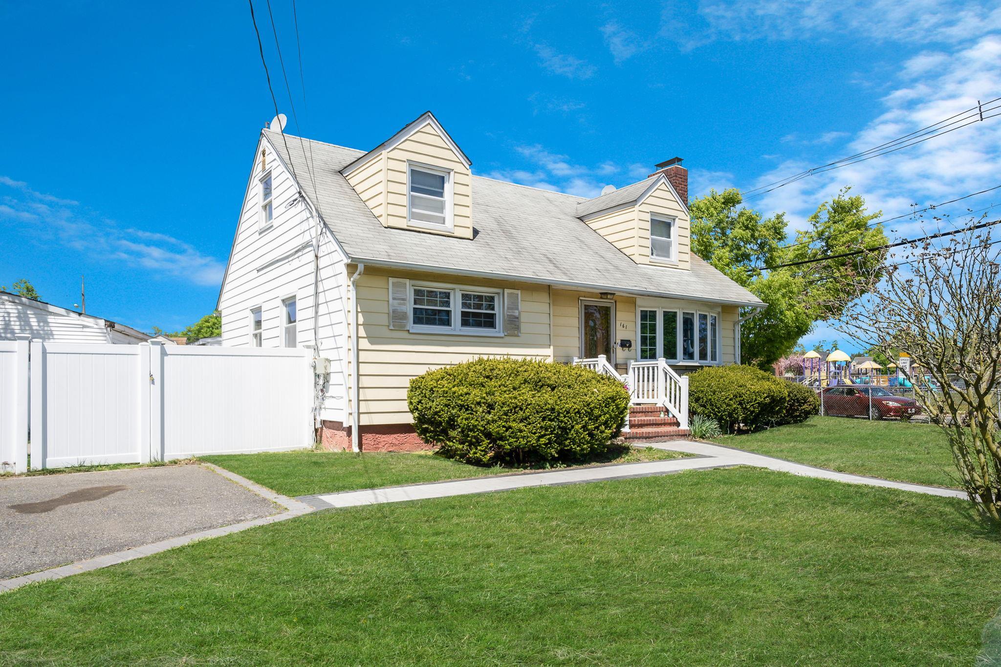 Single Family Grand  Nassau County, NY 11520, MLS-860885-3