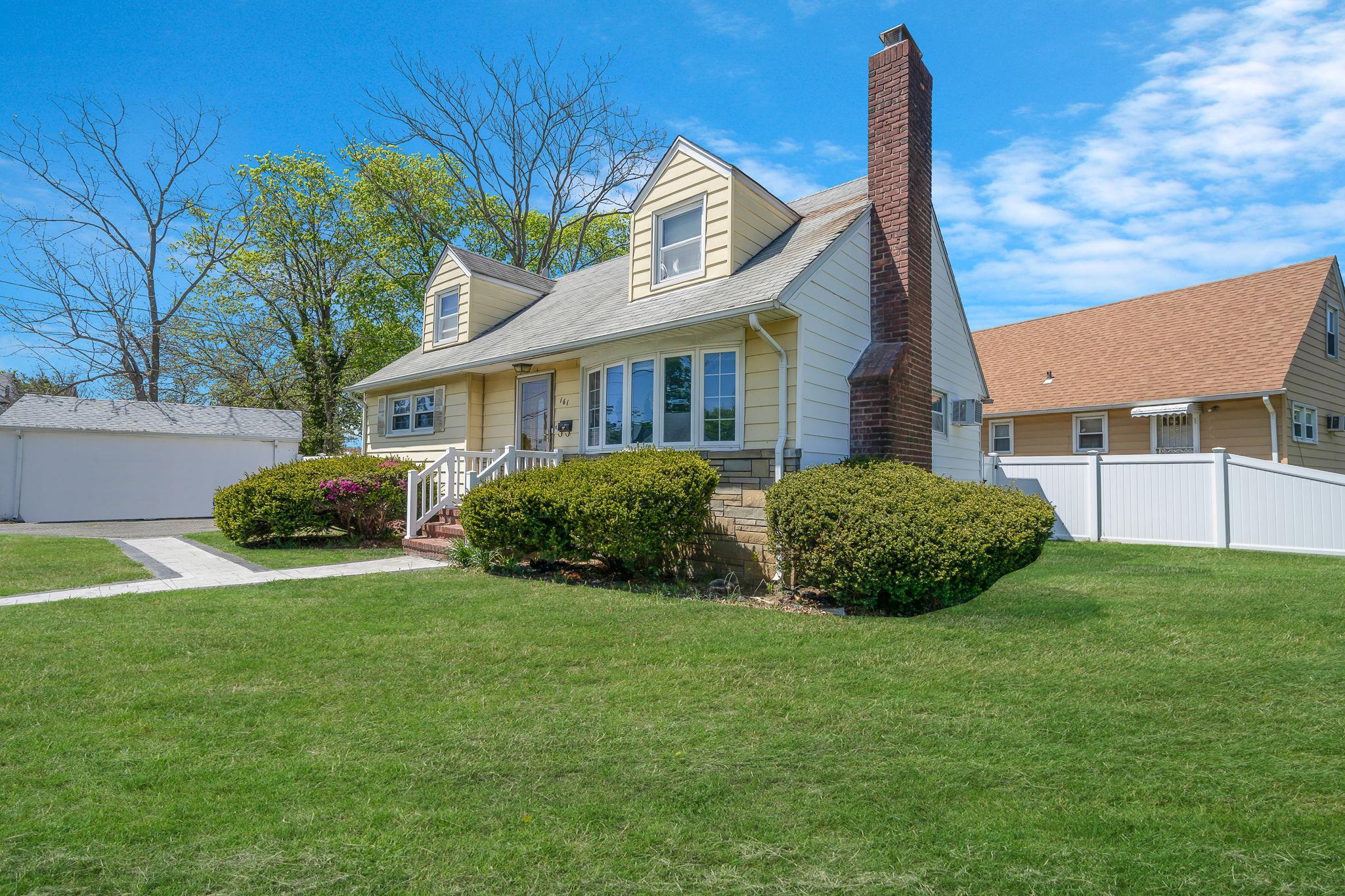 Single Family Grand  Nassau County, NY 11520, MLS-860885-4