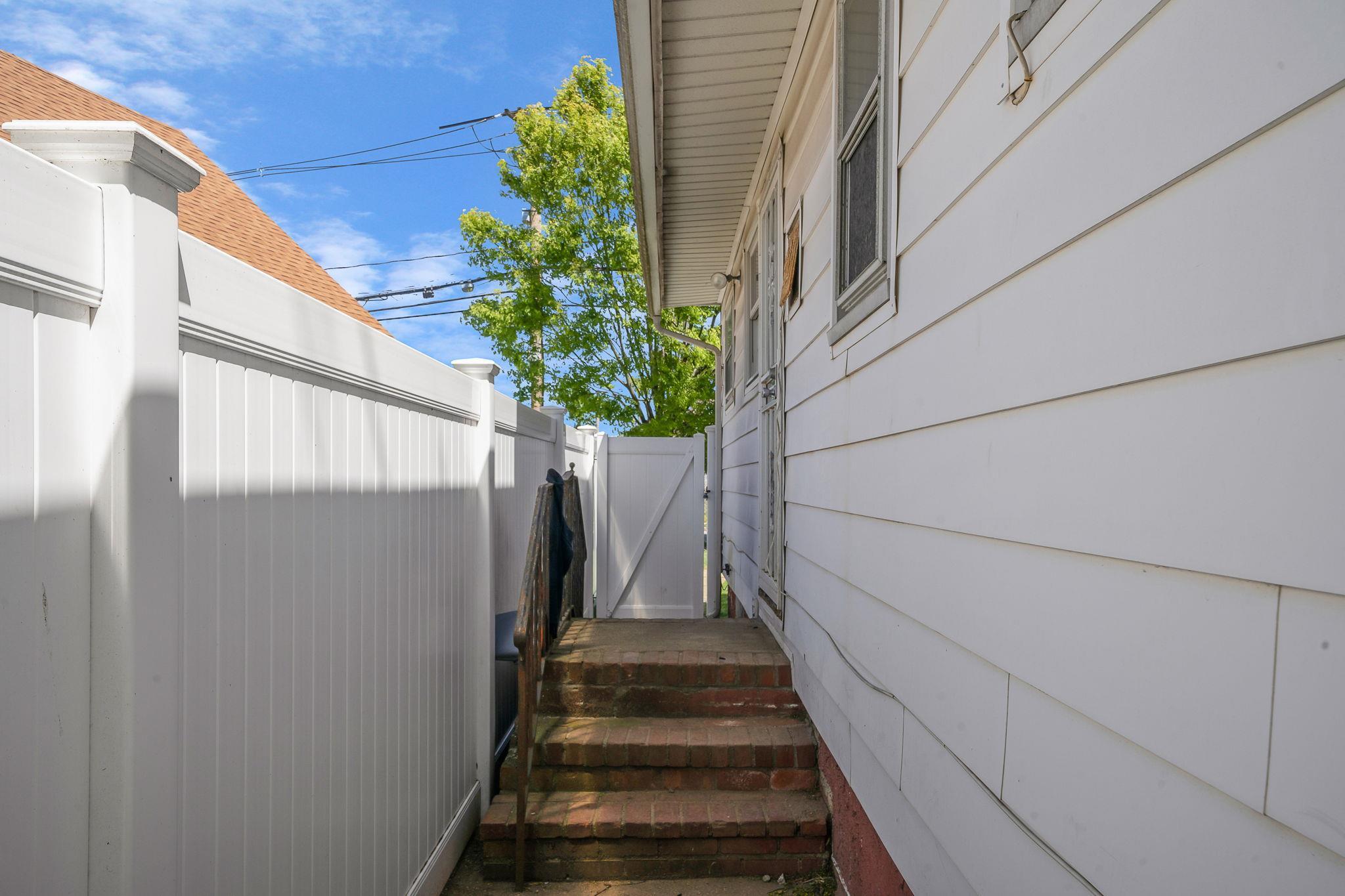 Single Family Grand  Nassau County, NY 11520, MLS-860885-5