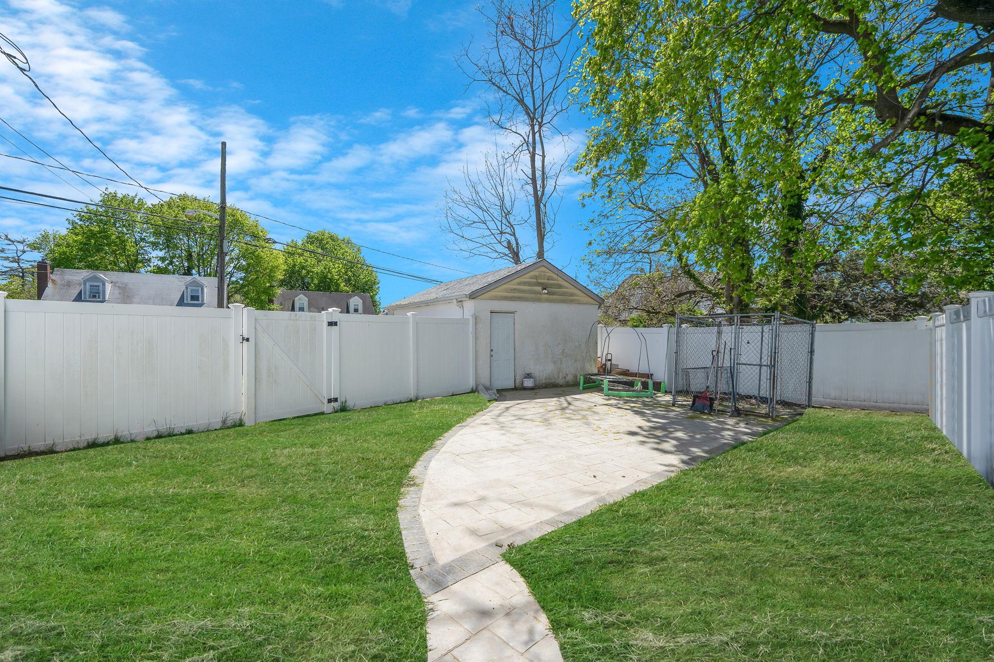 Single Family Grand  Nassau County, NY 11520, MLS-860885-6