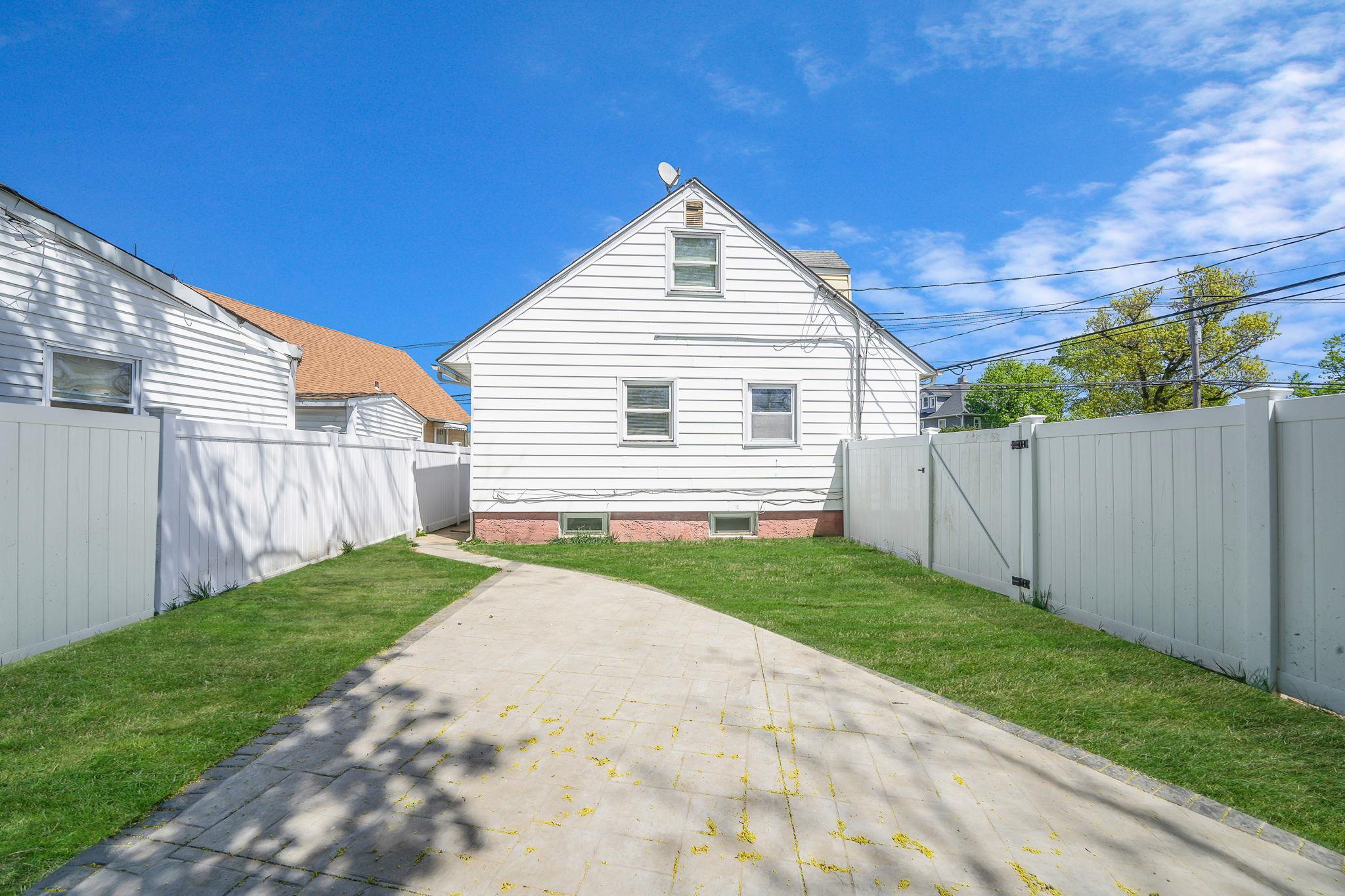 Single Family Grand  Nassau County, NY 11520, MLS-860885-7