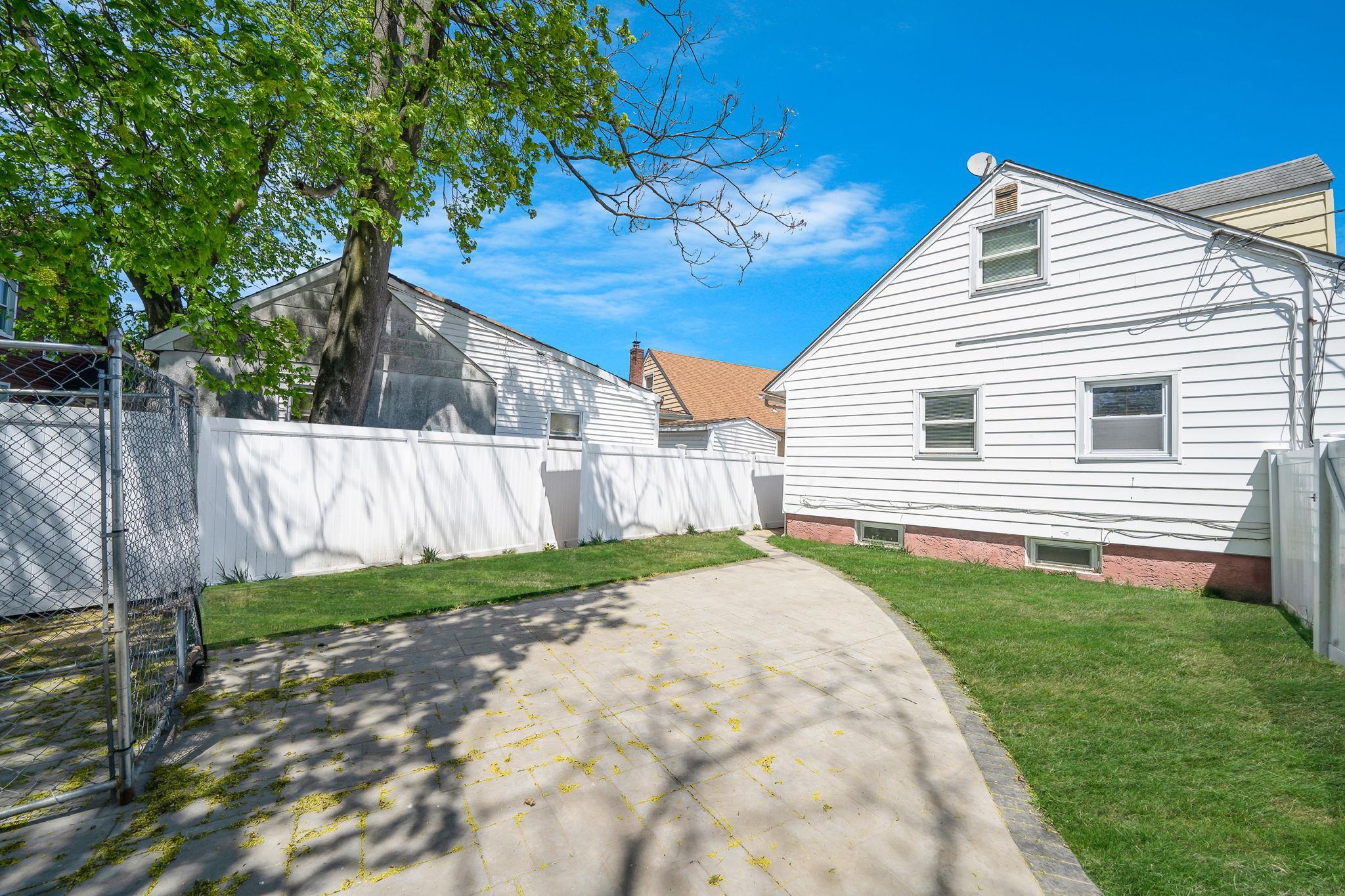 Single Family Grand  Nassau County, NY 11520, MLS-860885-8