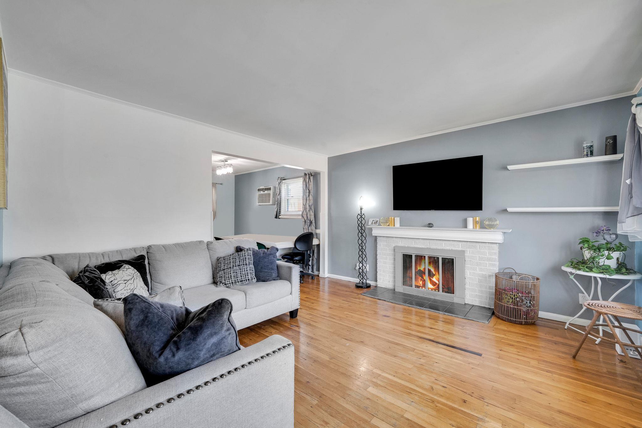 Single Family Grand  Nassau County, NY 11520, MLS-860885-9