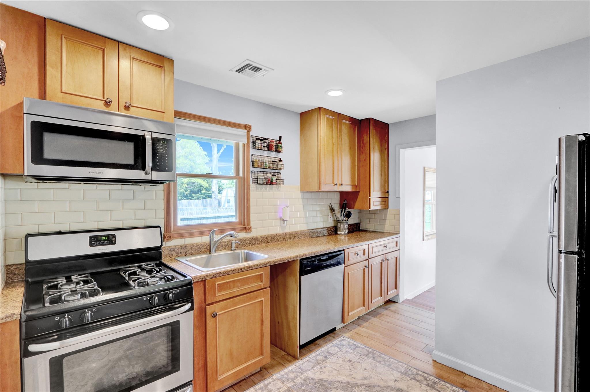 Single Family Grand  Suffolk County, NY 11757, MLS-860909-10