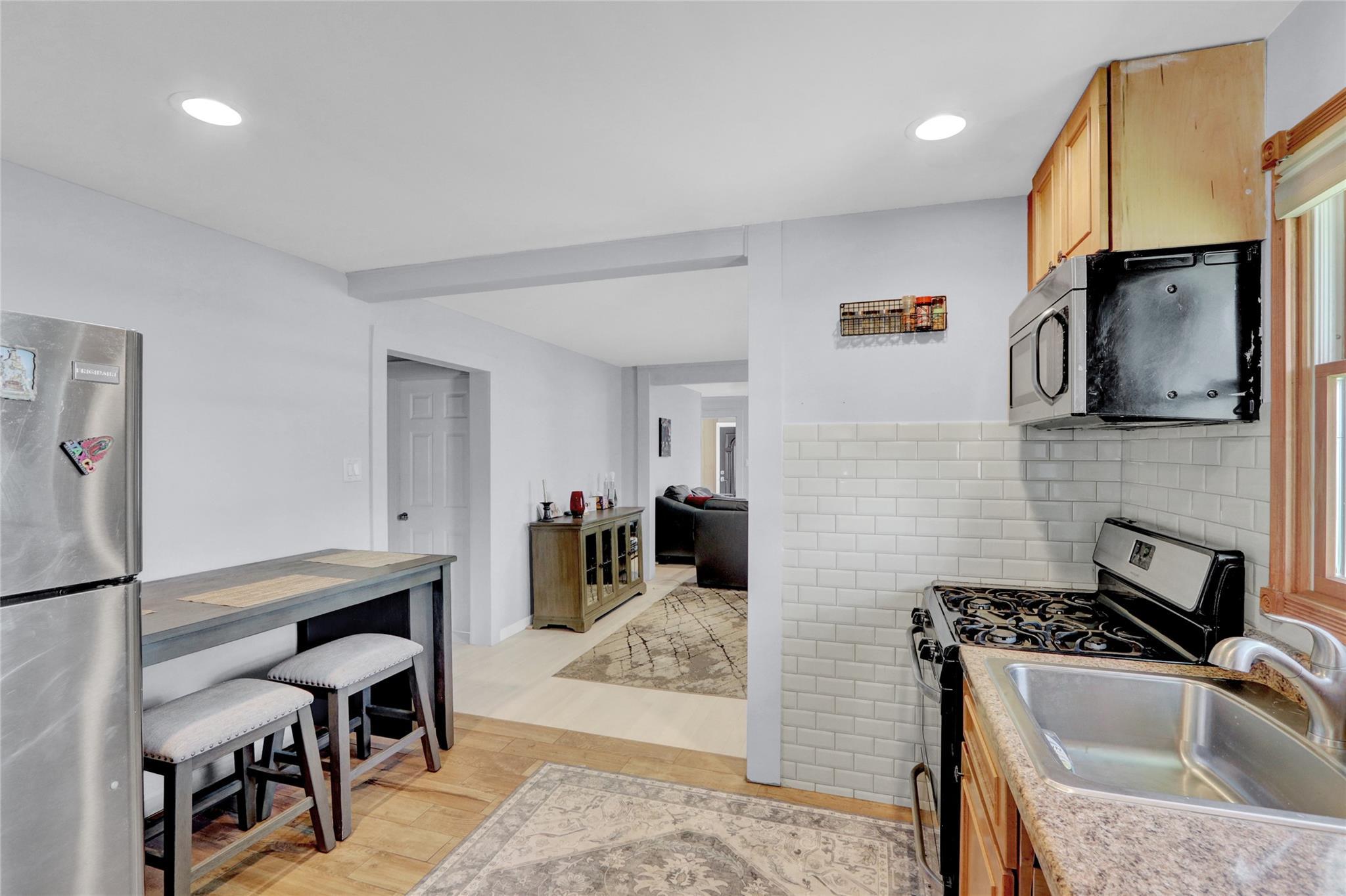 Single Family Grand  Suffolk County, NY 11757, MLS-860909-11