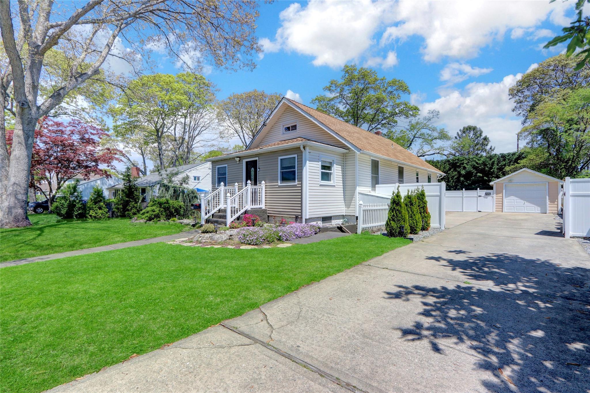 Single Family Grand  Suffolk County, NY 11757, MLS-860909-2