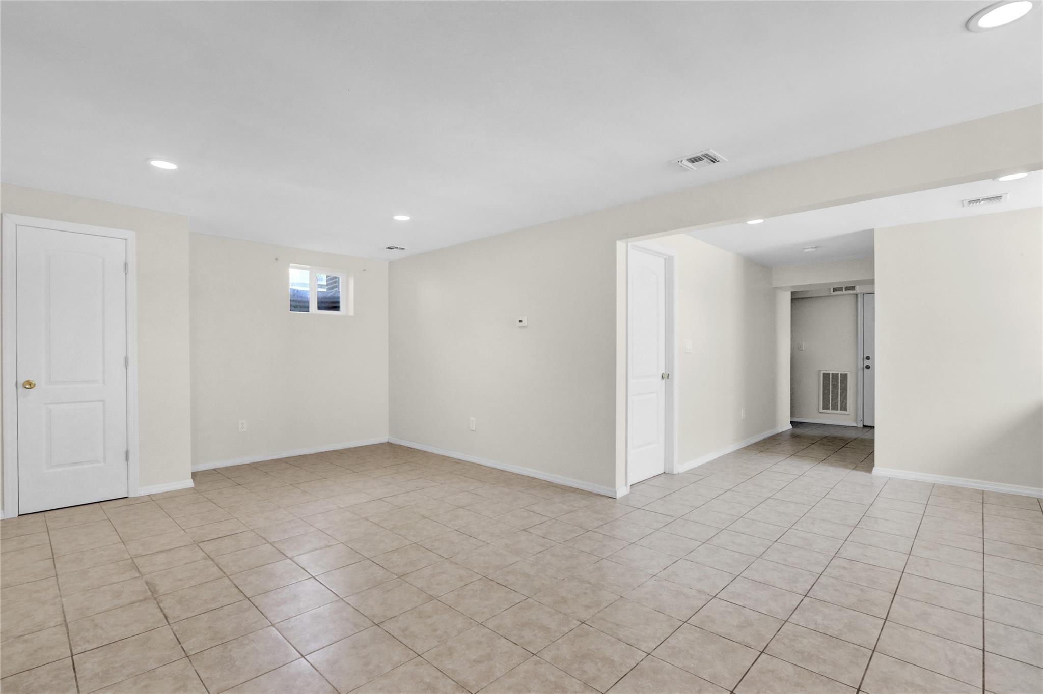 Single Family Grand  Suffolk County, NY 11757, MLS-860909-23