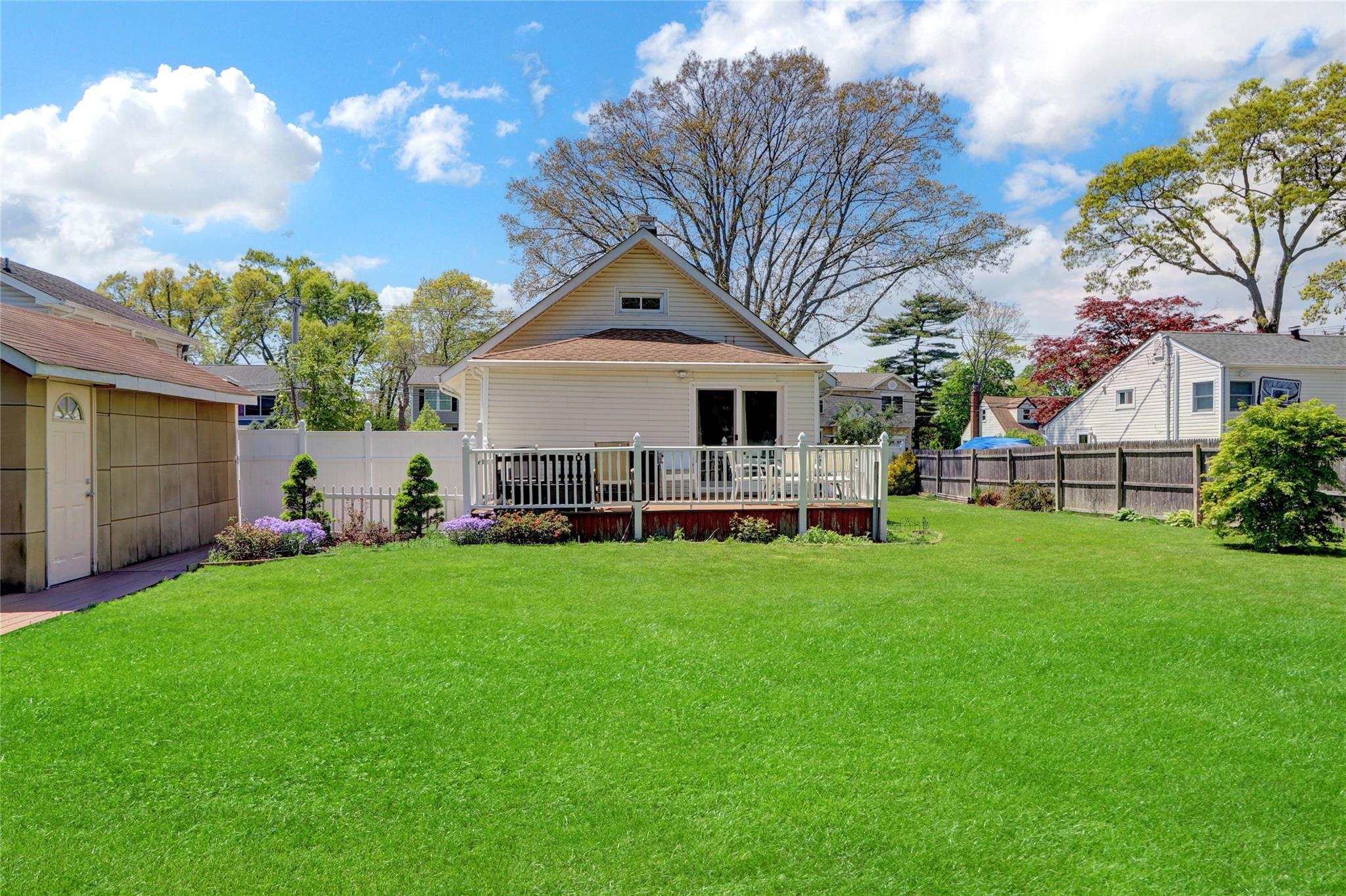 Single Family Grand  Suffolk County, NY 11757, MLS-860909-27