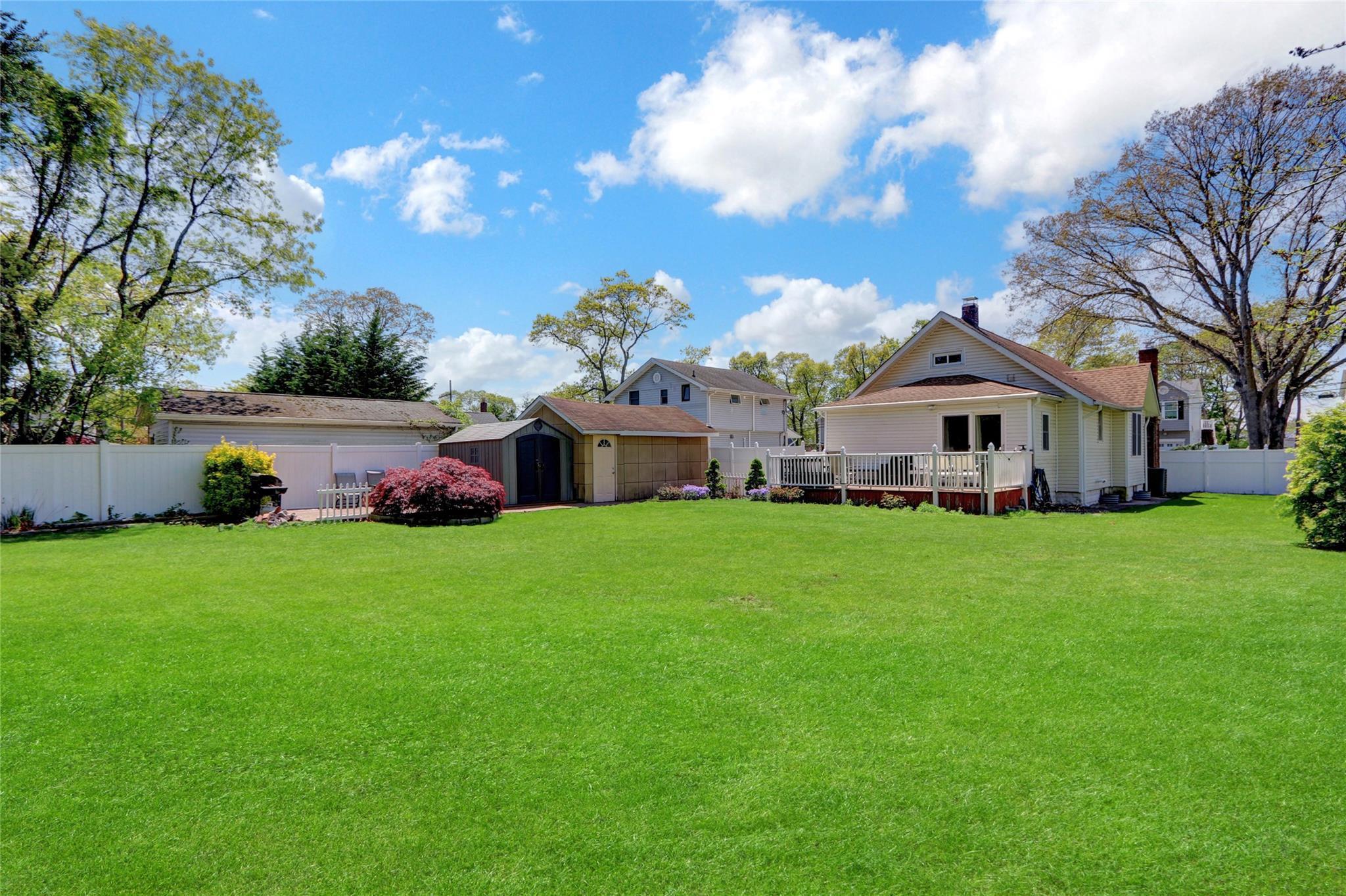 Single Family Grand  Suffolk County, NY 11757, MLS-860909-28