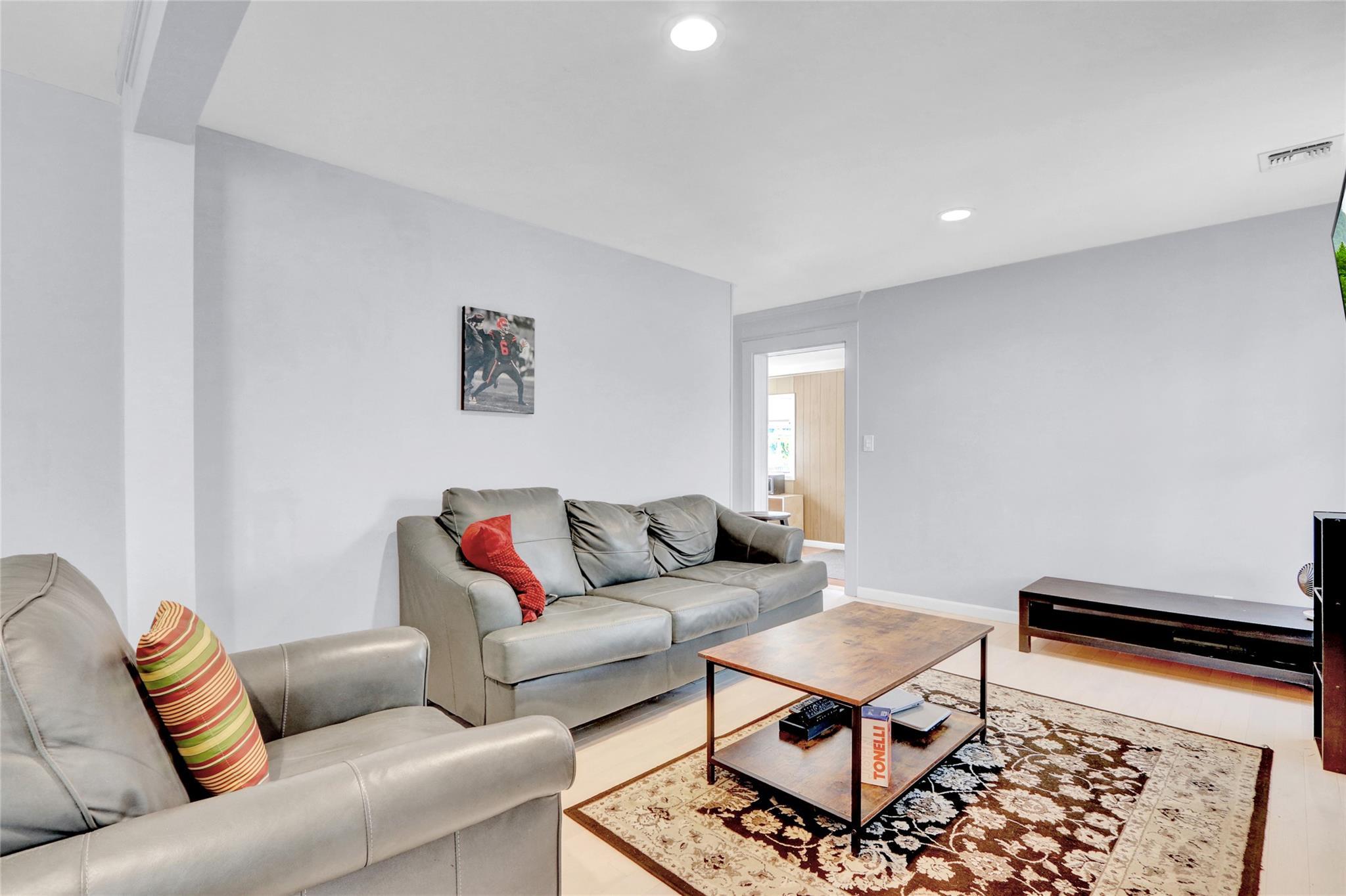 Single Family Grand  Suffolk County, NY 11757, MLS-860909-6