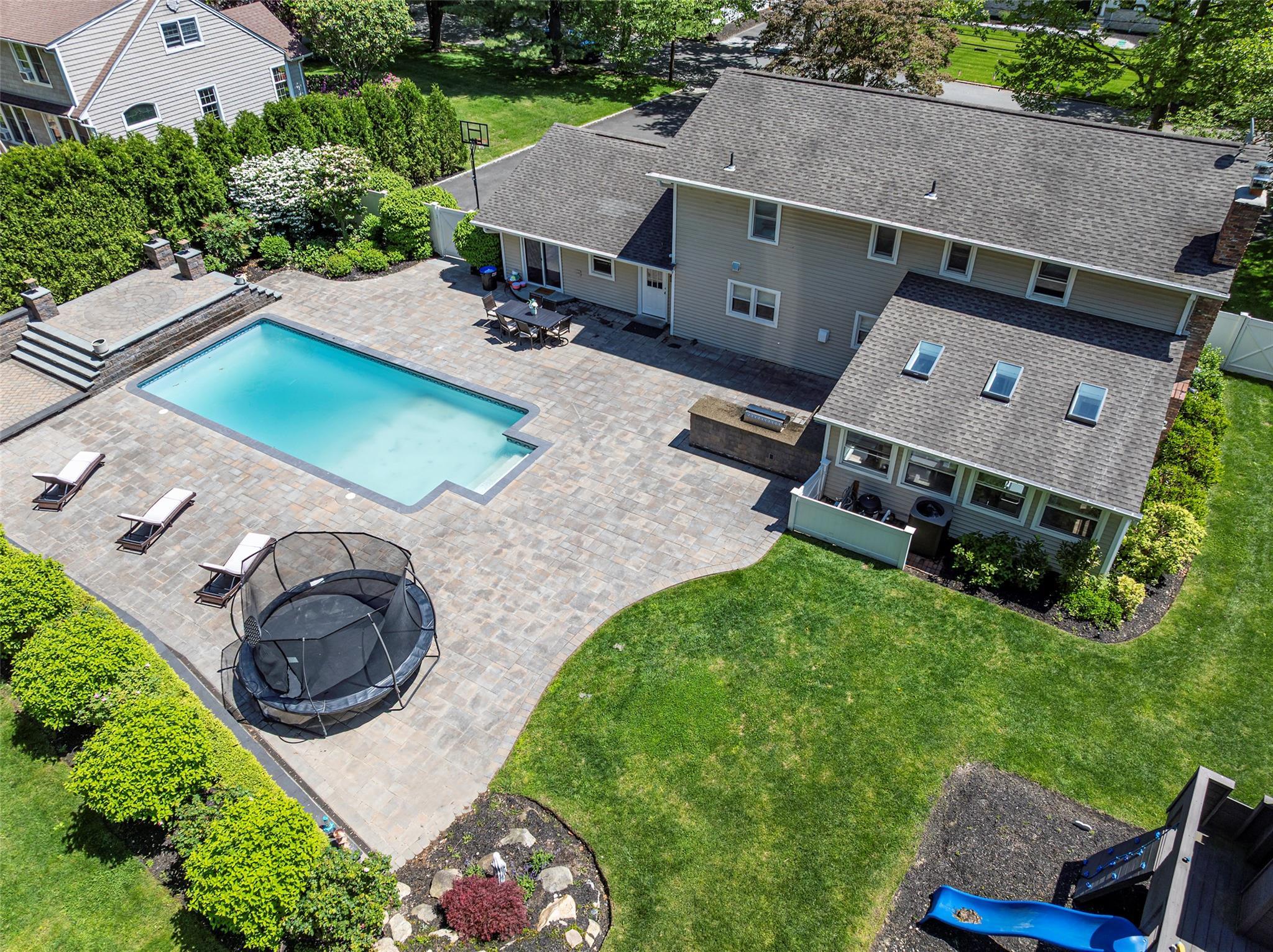 Single Family Grayon  Suffolk County, NY 11746, MLS-860917-29