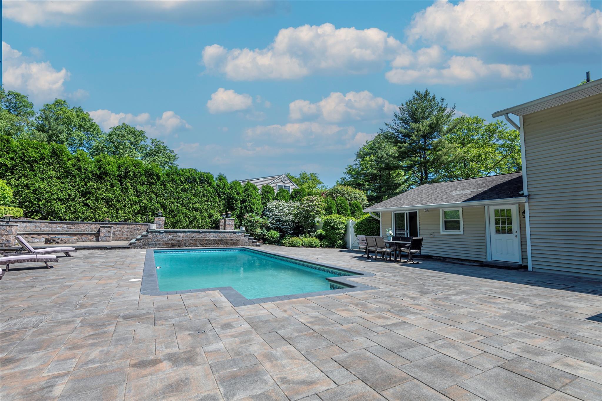 Single Family Grayon  Suffolk County, NY 11746, MLS-860917-3