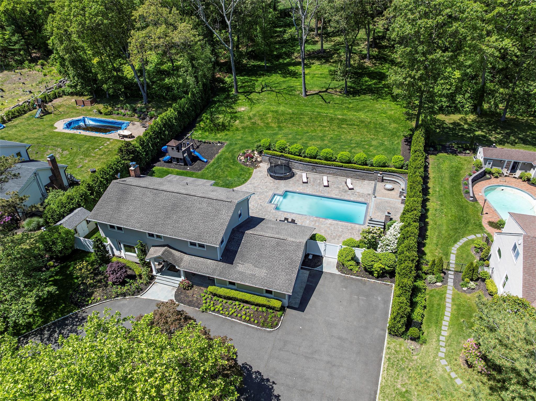 Single Family Grayon  Suffolk County, NY 11746, MLS-860917-31
