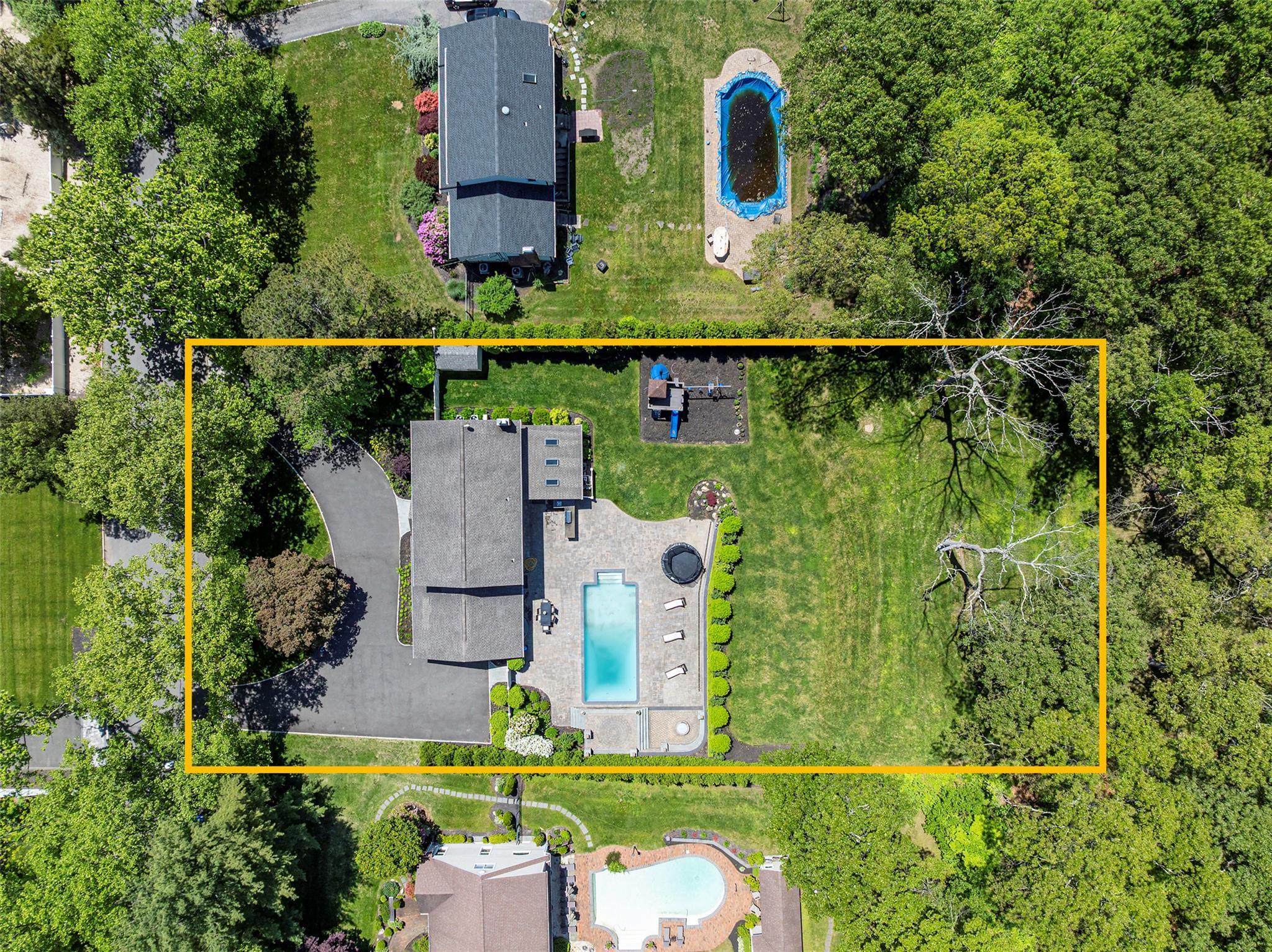 Single Family Grayon  Suffolk County, NY 11746, MLS-860917-32