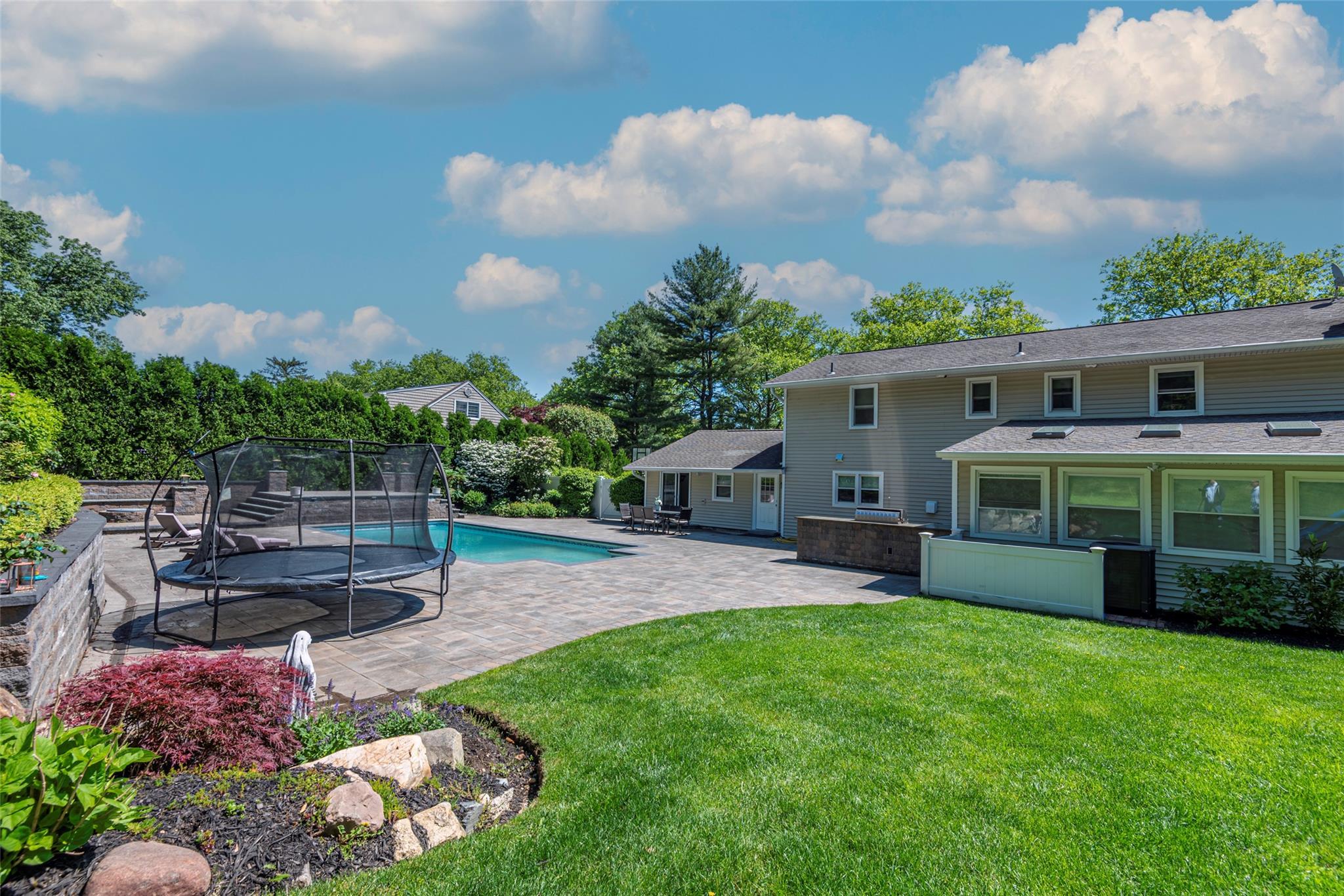 Single Family Grayon  Suffolk County, NY 11746, MLS-860917-4