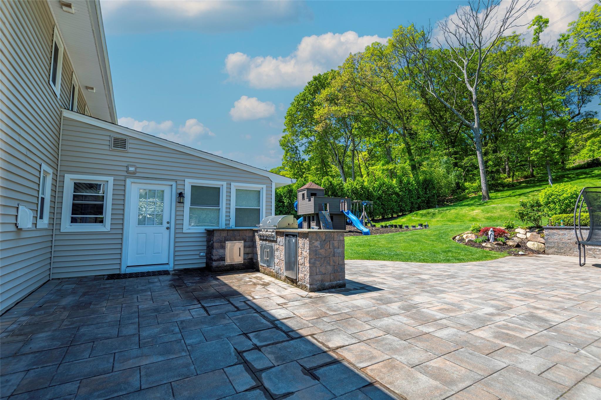 Single Family Grayon  Suffolk County, NY 11746, MLS-860917-6