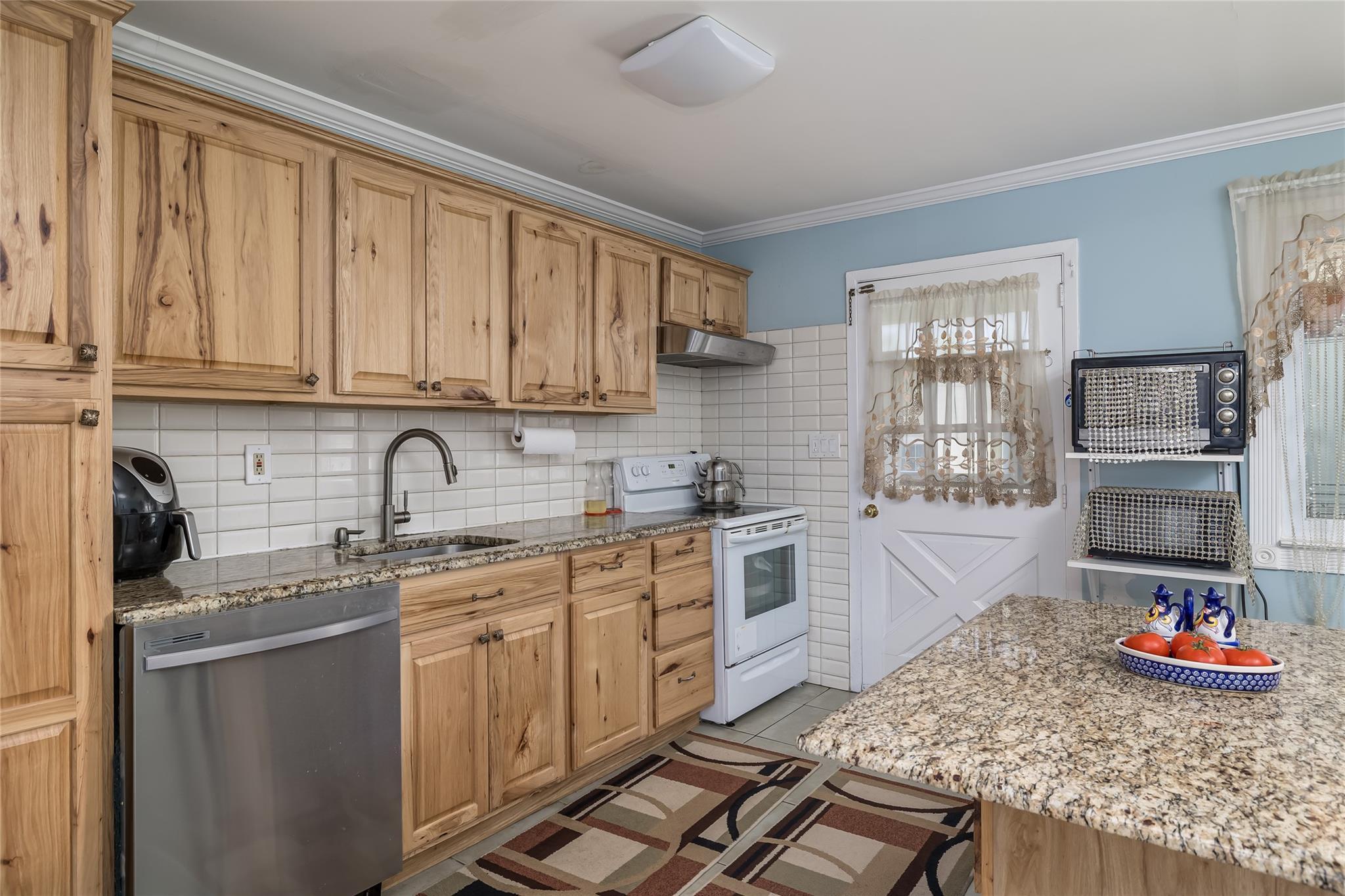 Single Family Varney  Suffolk County, NY 11746, MLS-860965-6