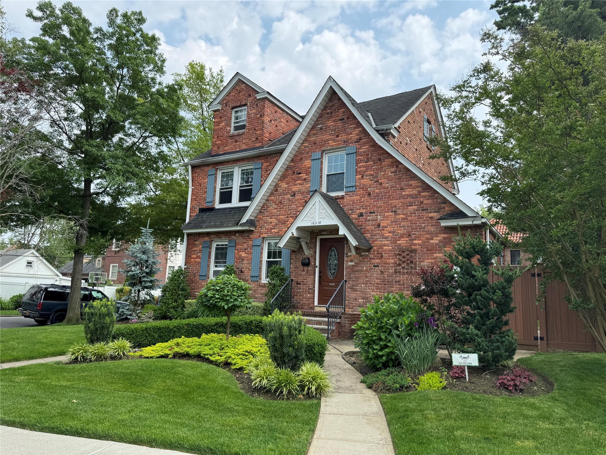 Single Family Cryders  Queens, NY 11357, MLS-861181-2