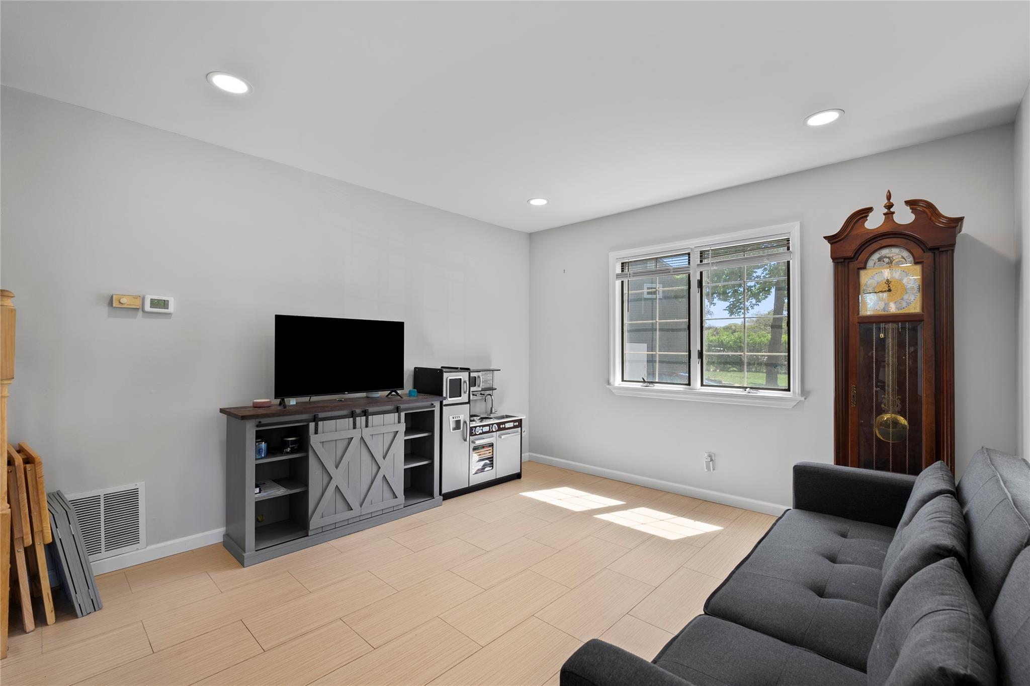 Single Family Wagon  Suffolk County, NY 11720, MLS-861250-6