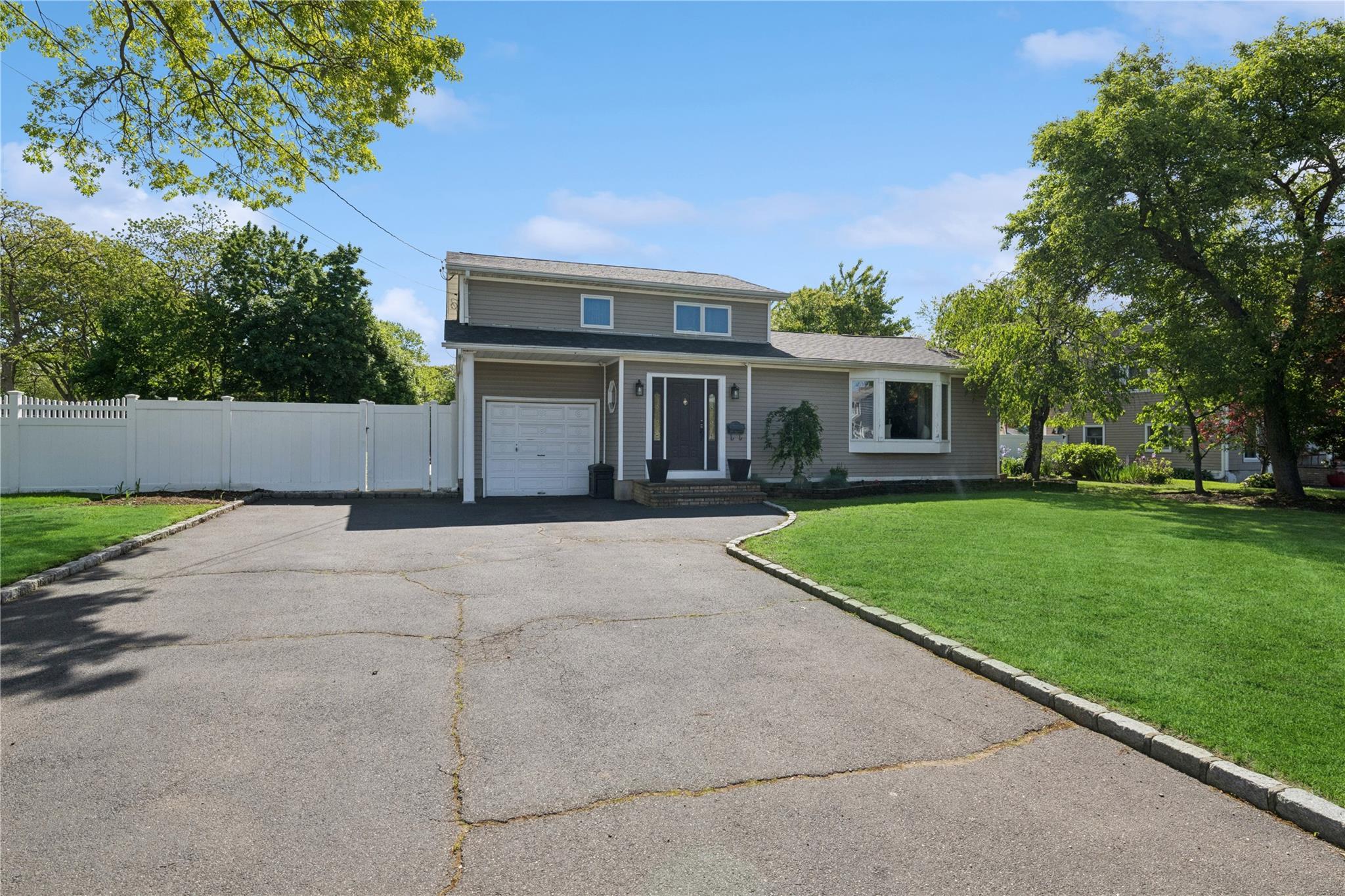 Single Family Manor  Suffolk County, NY 11706, MLS-861297-18