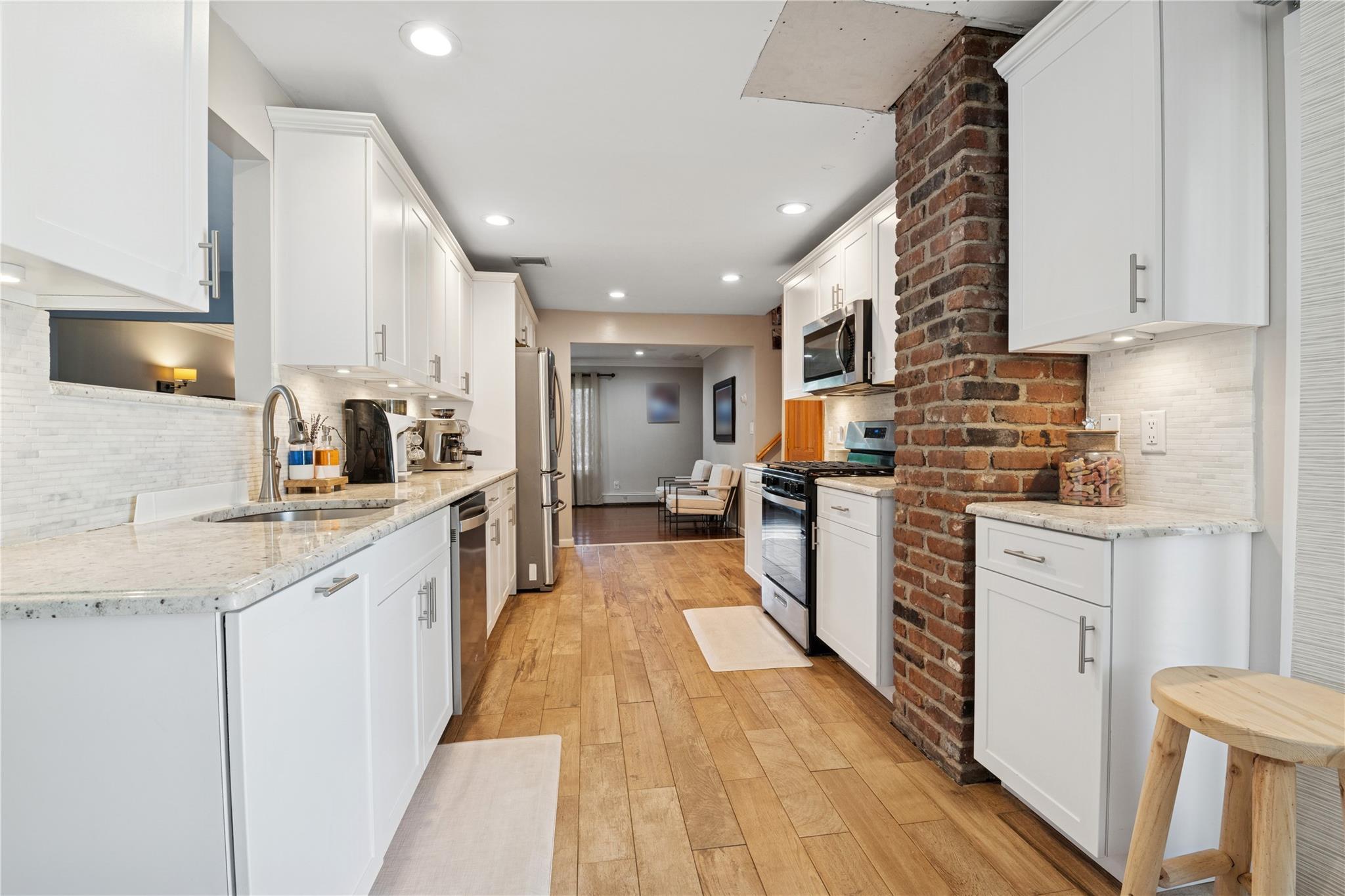 Single Family Manor  Suffolk County, NY 11706, MLS-861297-2