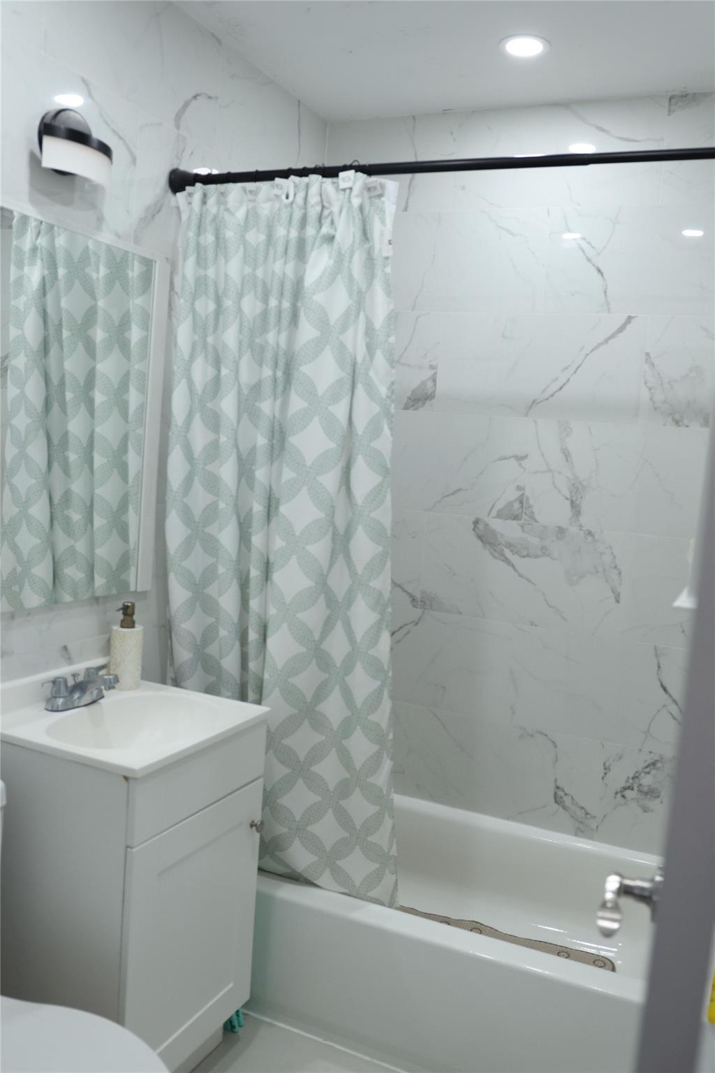 Single Family Avenue B  Suffolk County, NY 11779, MLS-861303-8