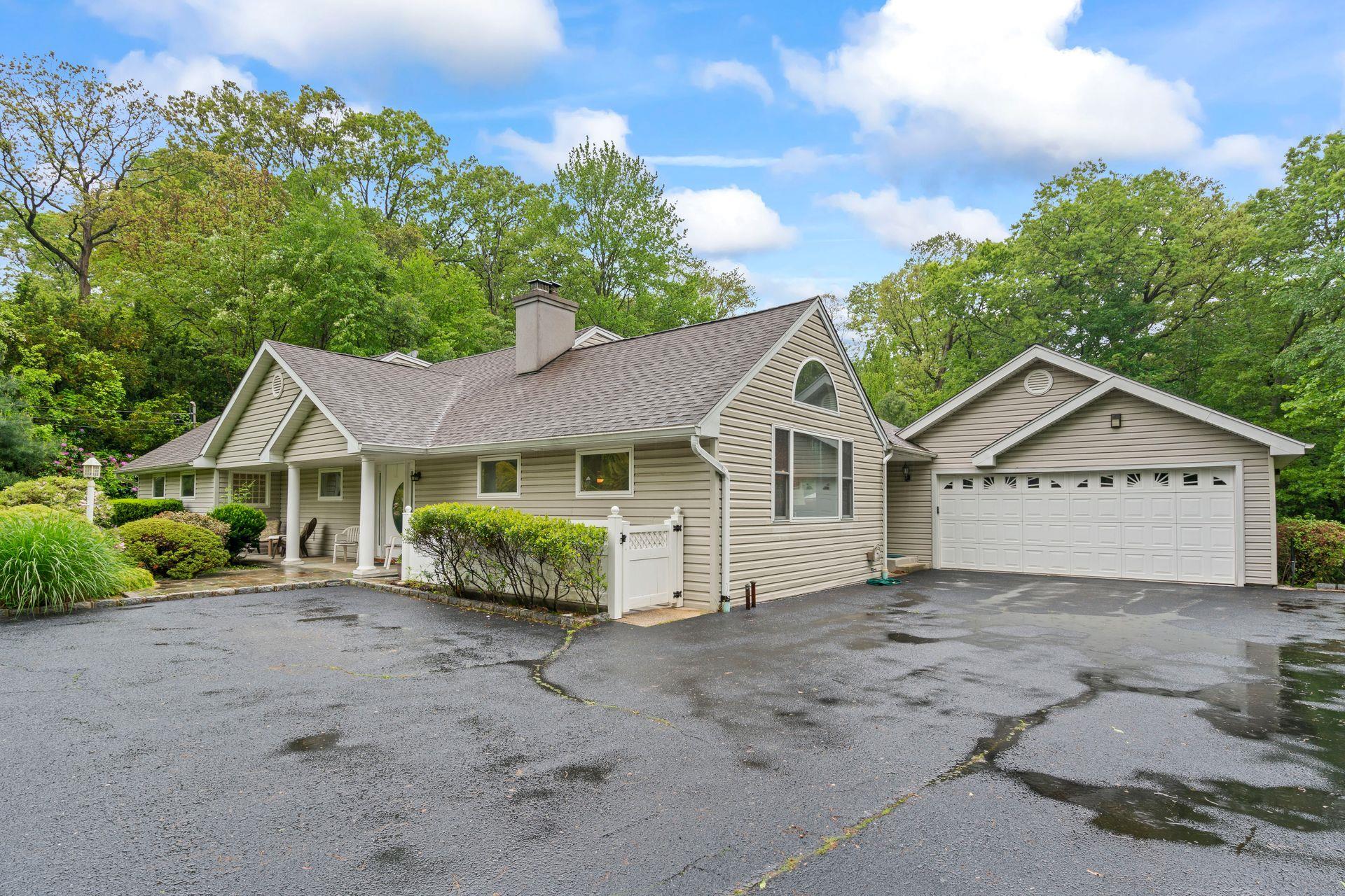Single Family Darby  Suffolk County, NY 11746, MLS-861400-2