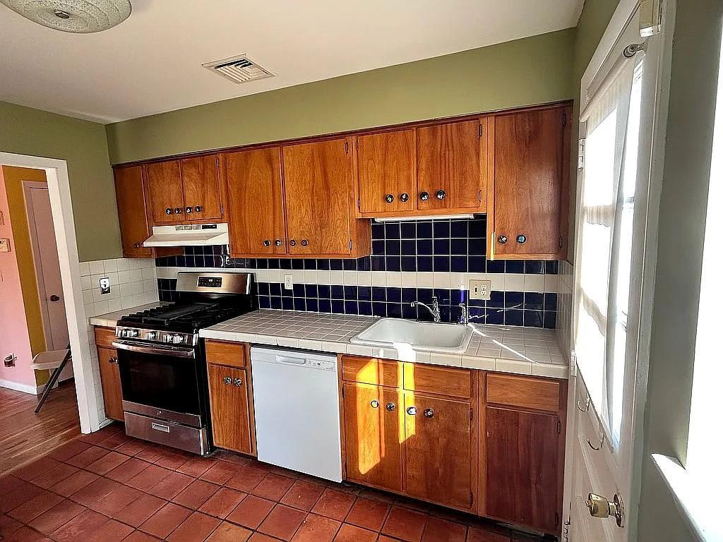 Single Family Maple  Westchester County, NY 10520, MLS-861538-10