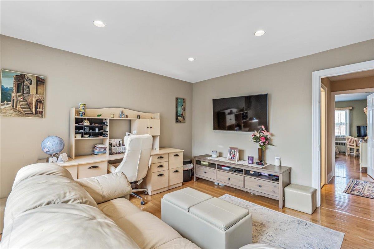 Single Family 214th  Queens, NY 11360, MLS-861610-42