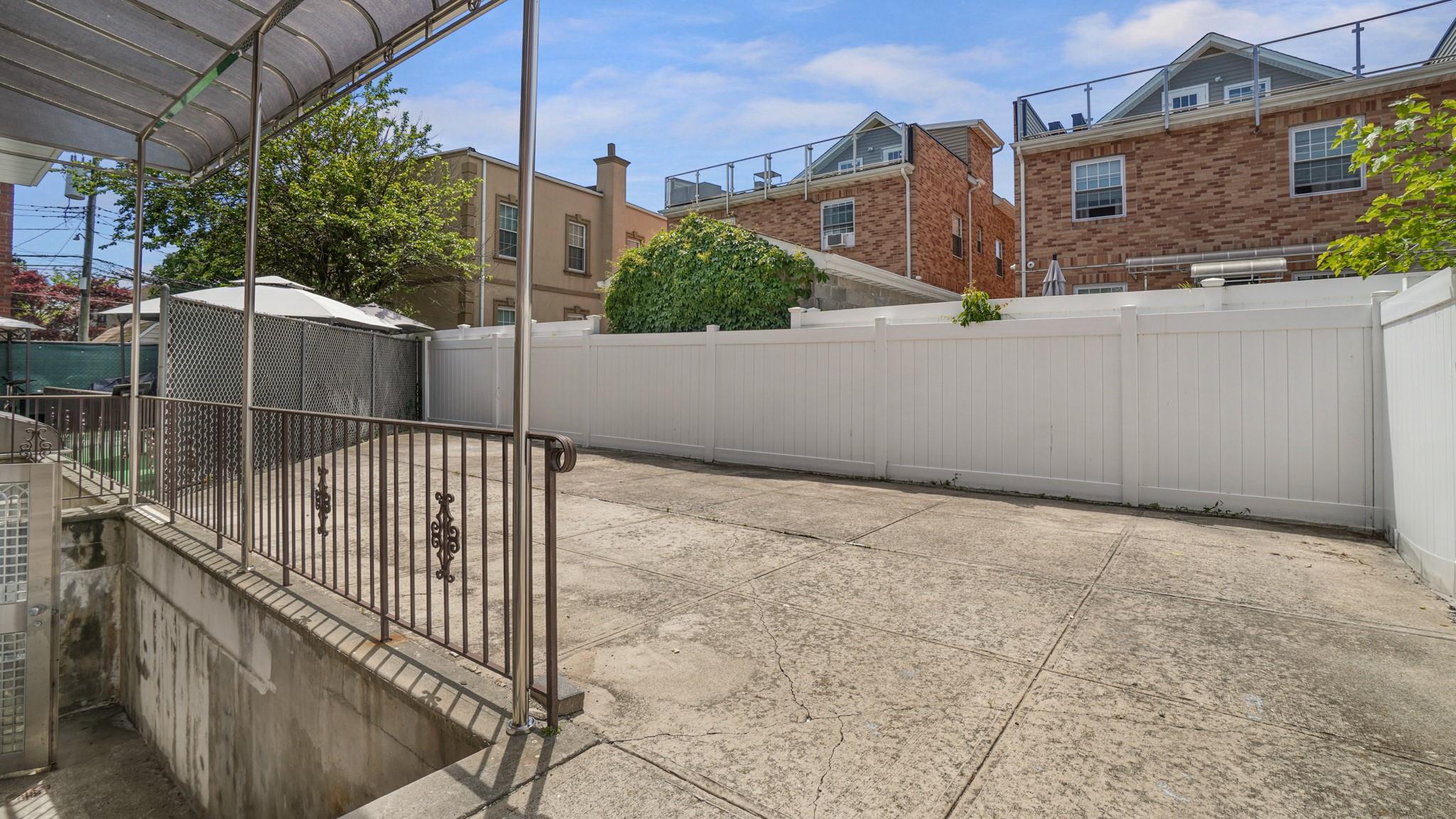 Single Family Clarence  Bronx, NY 10465, MLS-861622-30