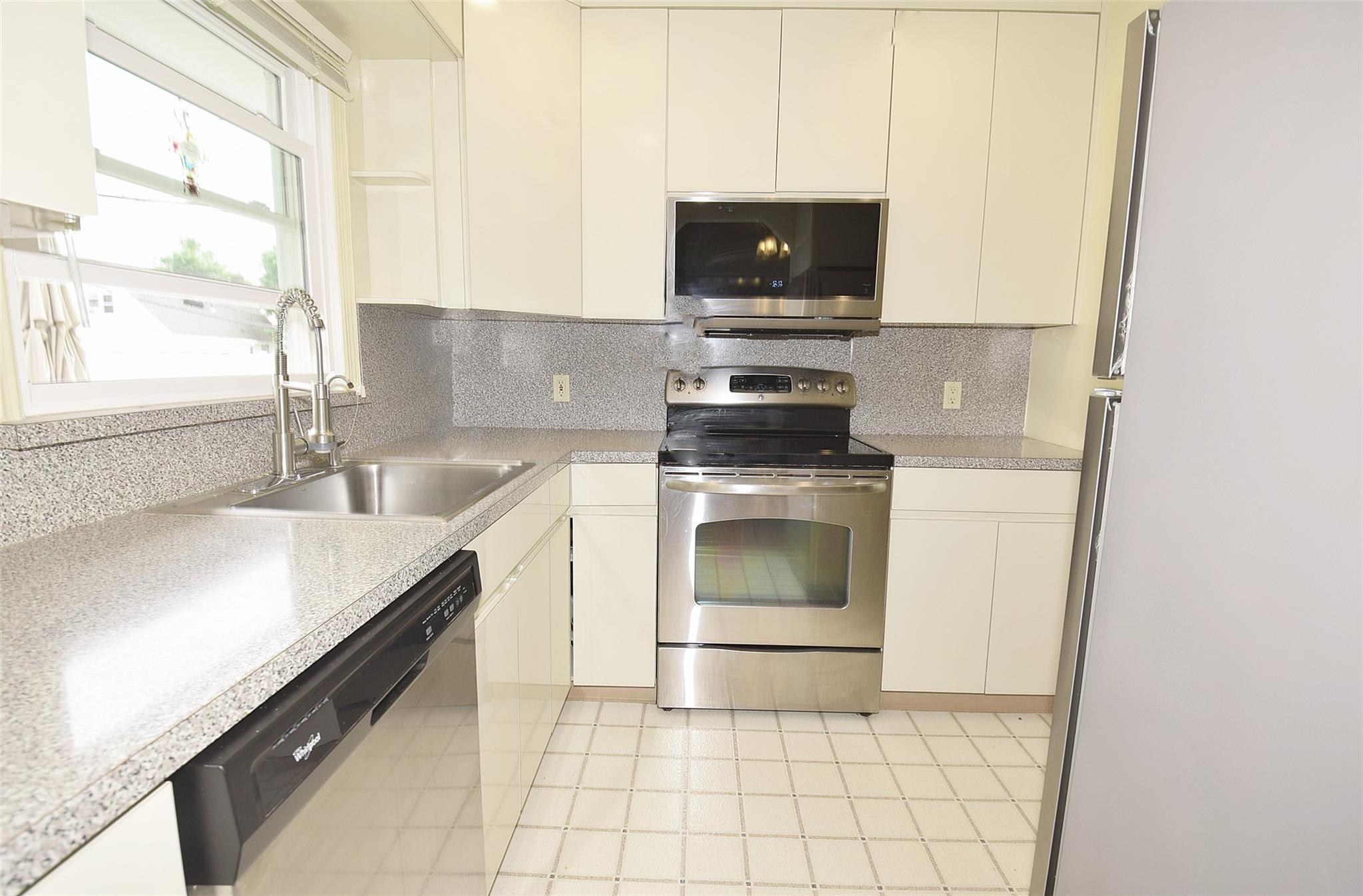 Single Family Cinque  Nassau County, NY 11735, MLS-861626-10