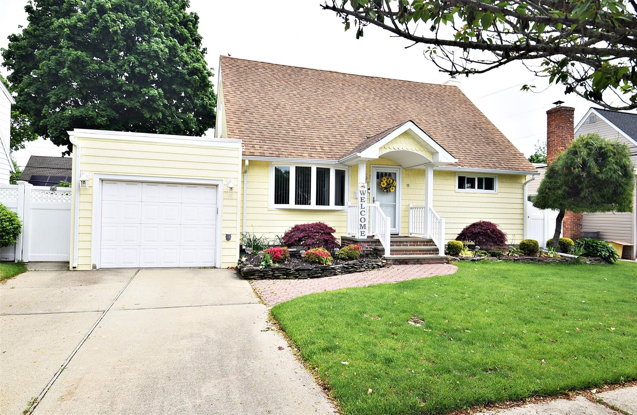 Single Family Cinque  Nassau County, NY 11735, MLS-861626-2