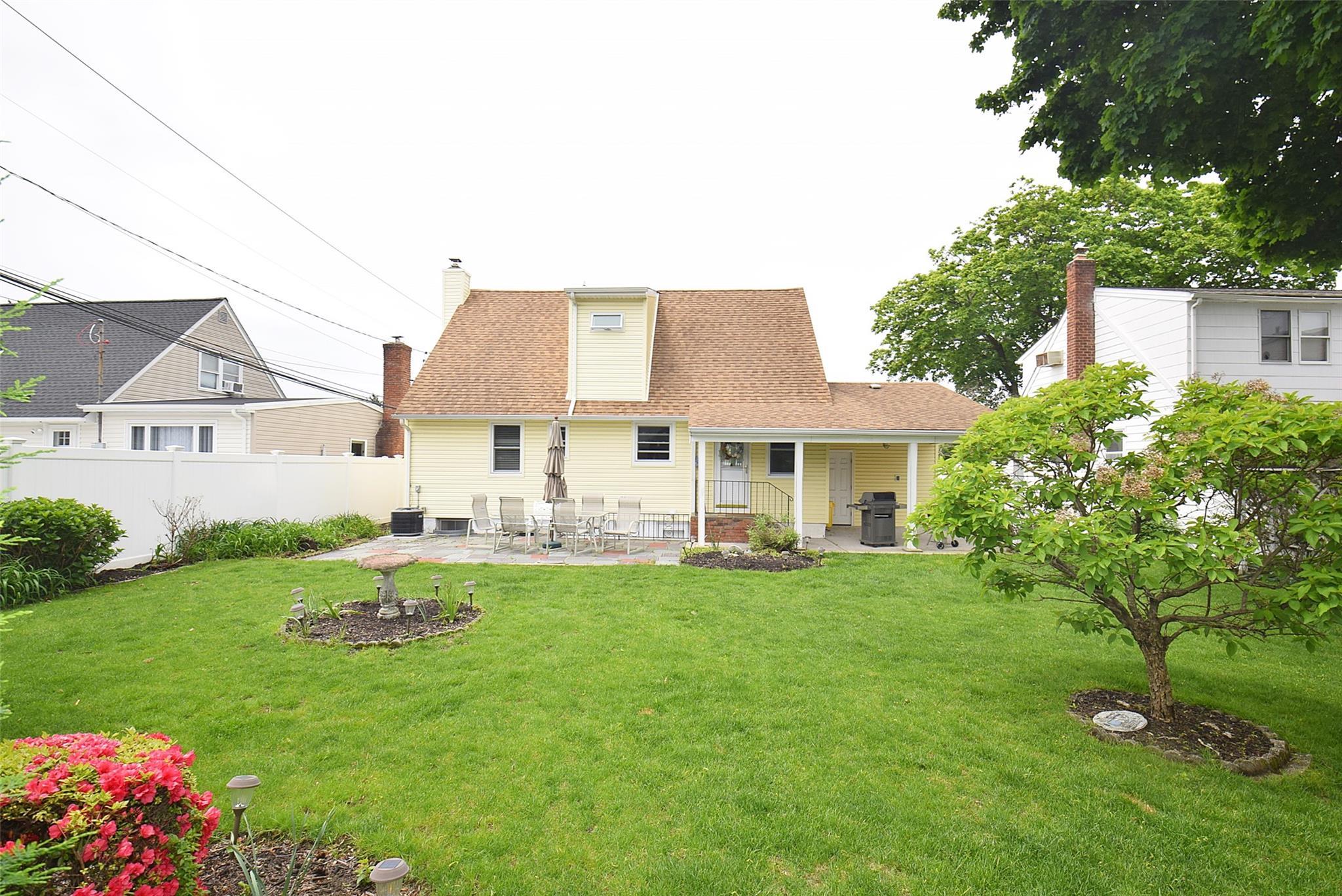 Single Family Cinque  Nassau County, NY 11735, MLS-861626-21