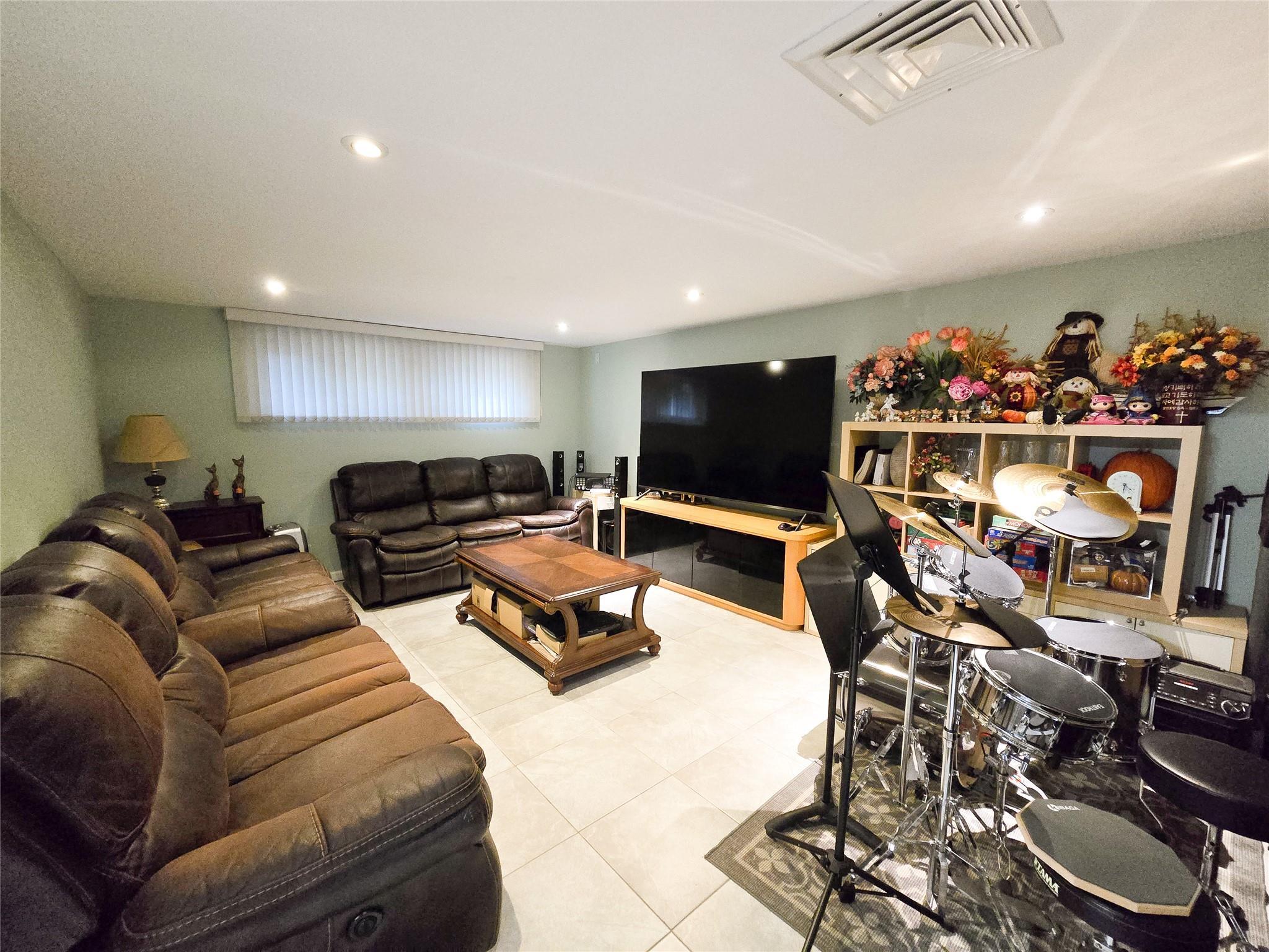 Single Family Edna  Nassau County, NY 11791, MLS-861908-14