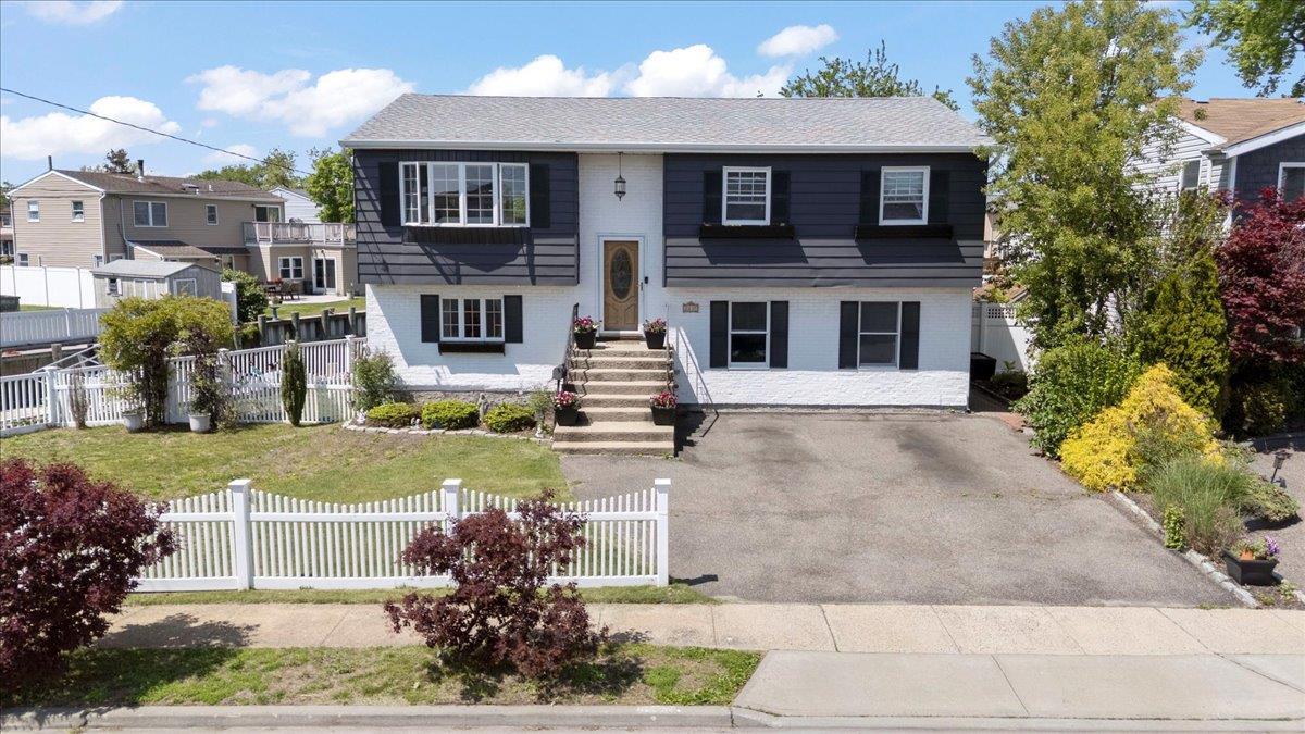Single Family Alder  Nassau County, NY 11710, MLS-861909-2