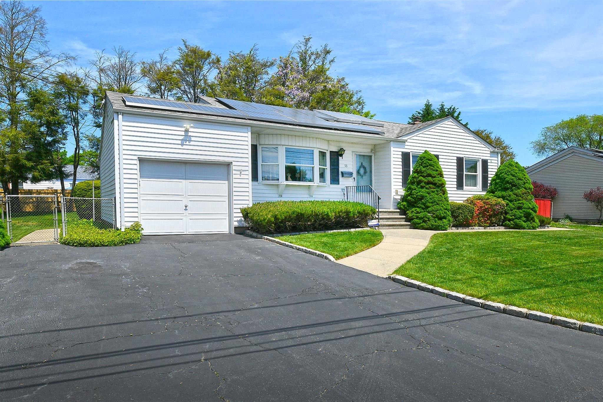 Single Family Hale  Suffolk County, NY 11717, MLS-861911-2